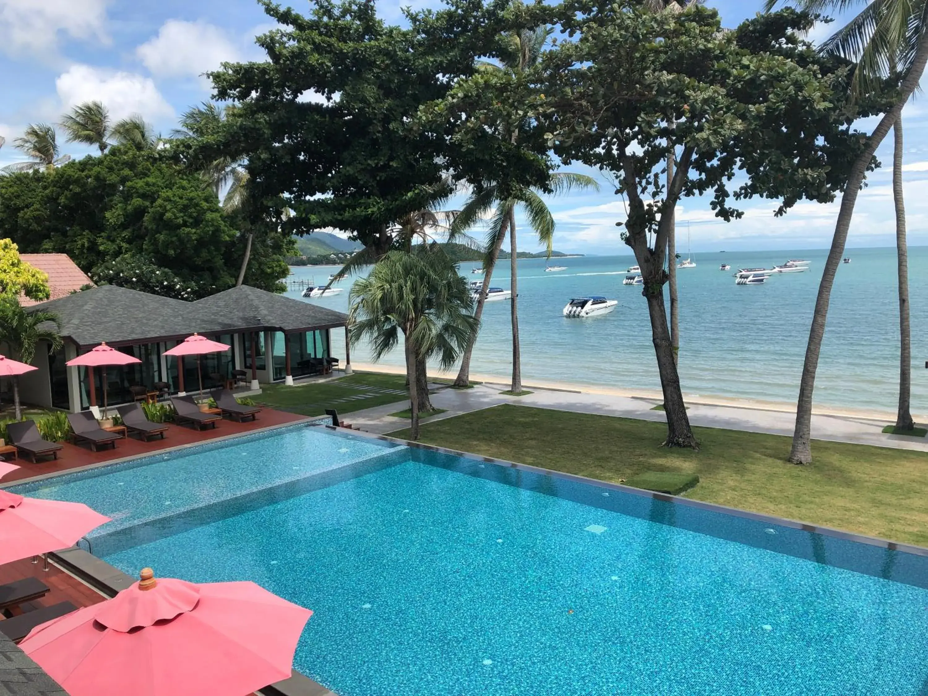 Swimming pool in Samui Mermaid Beachfront Swimming pool in Samui Mermaid Beachfront