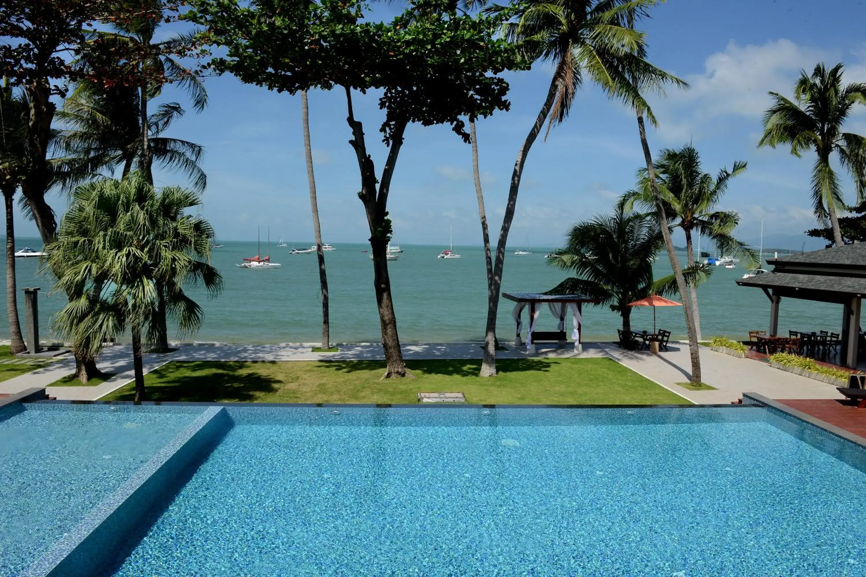 Pool view in Samui Mermaid Beachfront Pool view in Samui Mermaid Beachfront