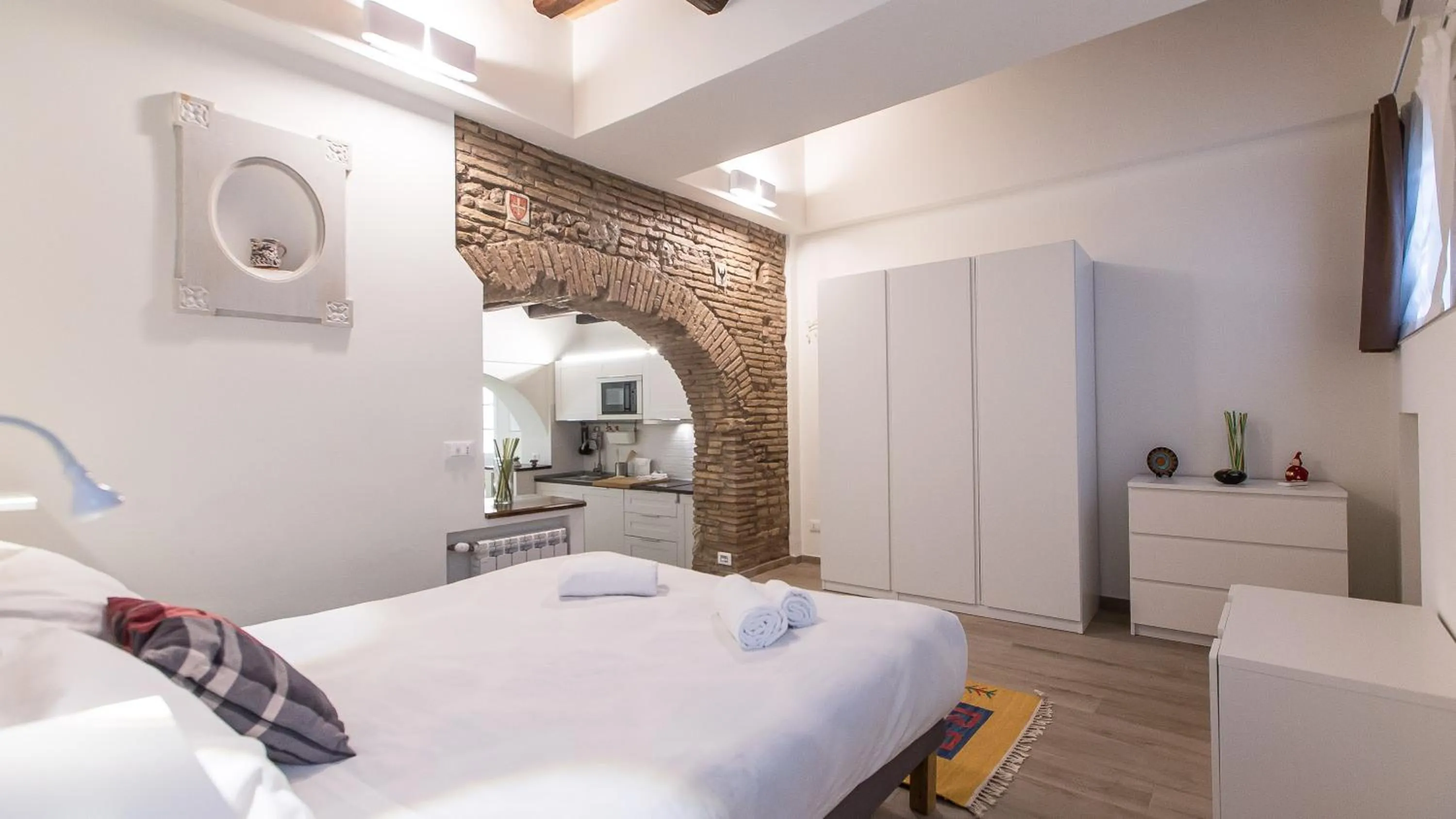 Kitchen or kitchenette, Bed in Rental in Rome Trastevere White
