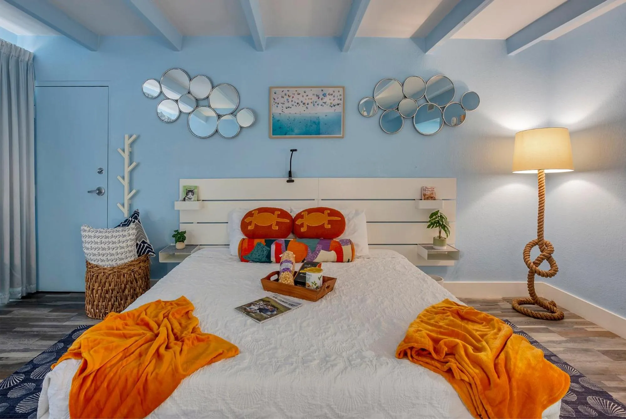 Bed in TAMPA BAY, BEACH step away, WIFI, FREE PARKING,POOLS, JACUZZI