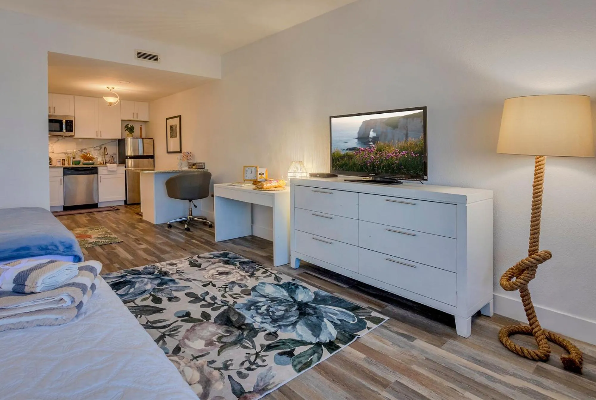 Bed in TAMPA BAY, BEACH step away, WIFI, FREE PARKING,POOLS, JACUZZI