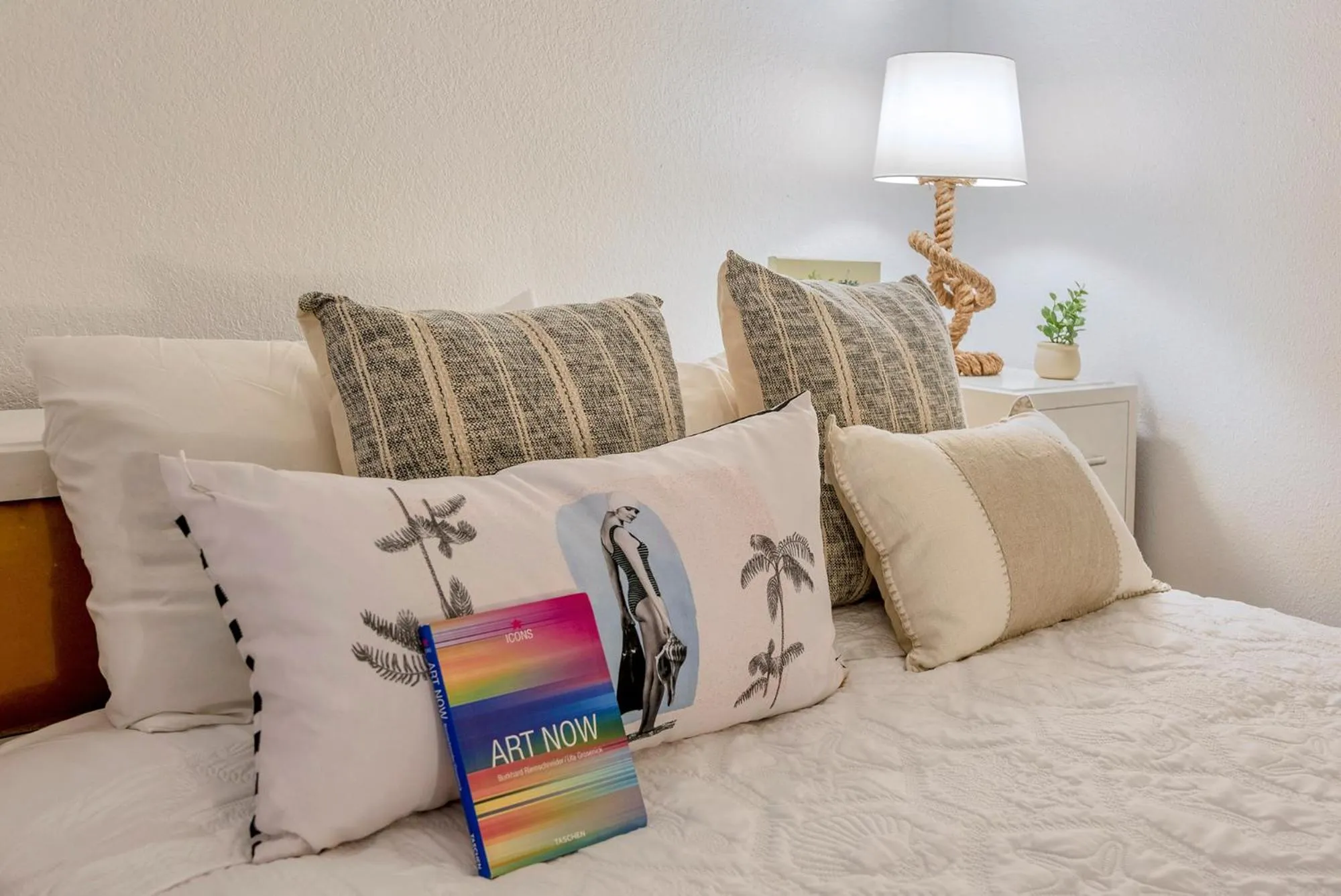 Bed in TAMPA BAY, BEACH step away, WIFI, FREE PARKING,POOLS, JACUZZI