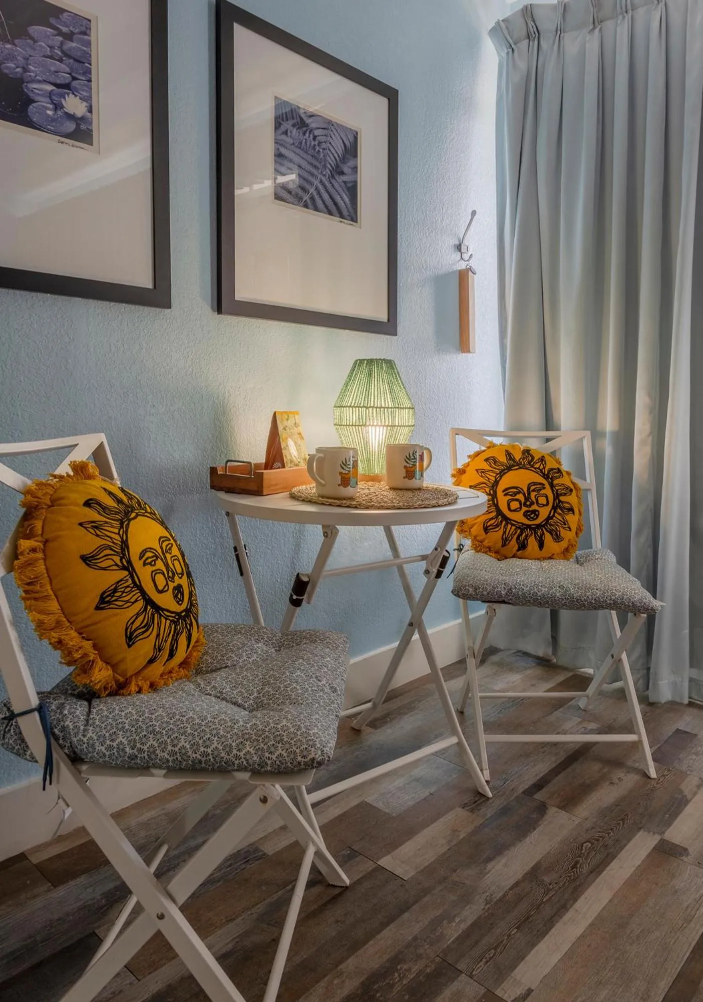 Living room in TAMPA BAY, BEACH step away, WIFI, FREE PARKING,POOLS, JACUZZI