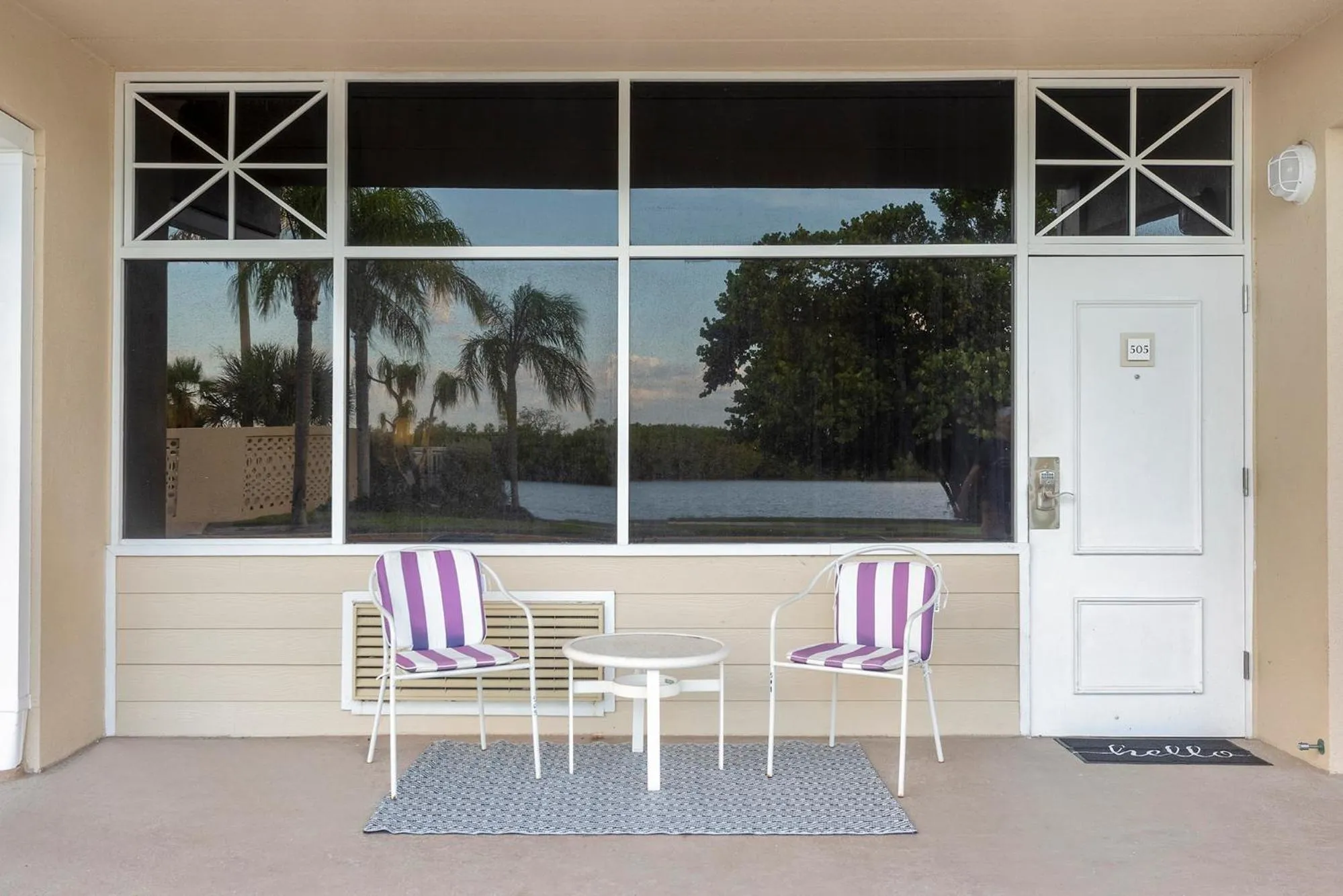 TAMPA BAY, BEACH step away, WIFI, FREE PARKING,POOLS, JACUZZI