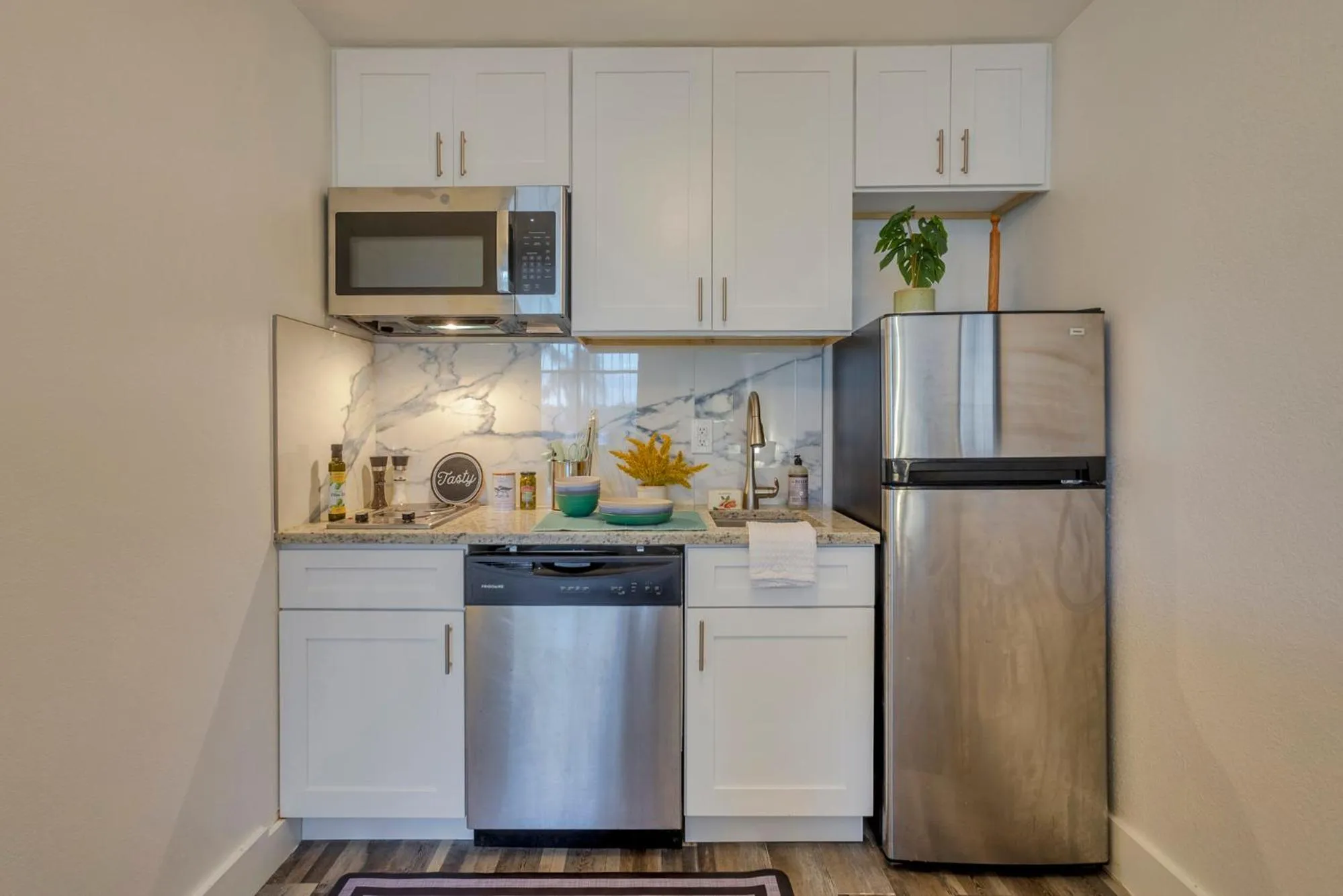 TAMPA BAY, BEACH step away, WIFI, FREE PARKING,POOLS, JACUZZI