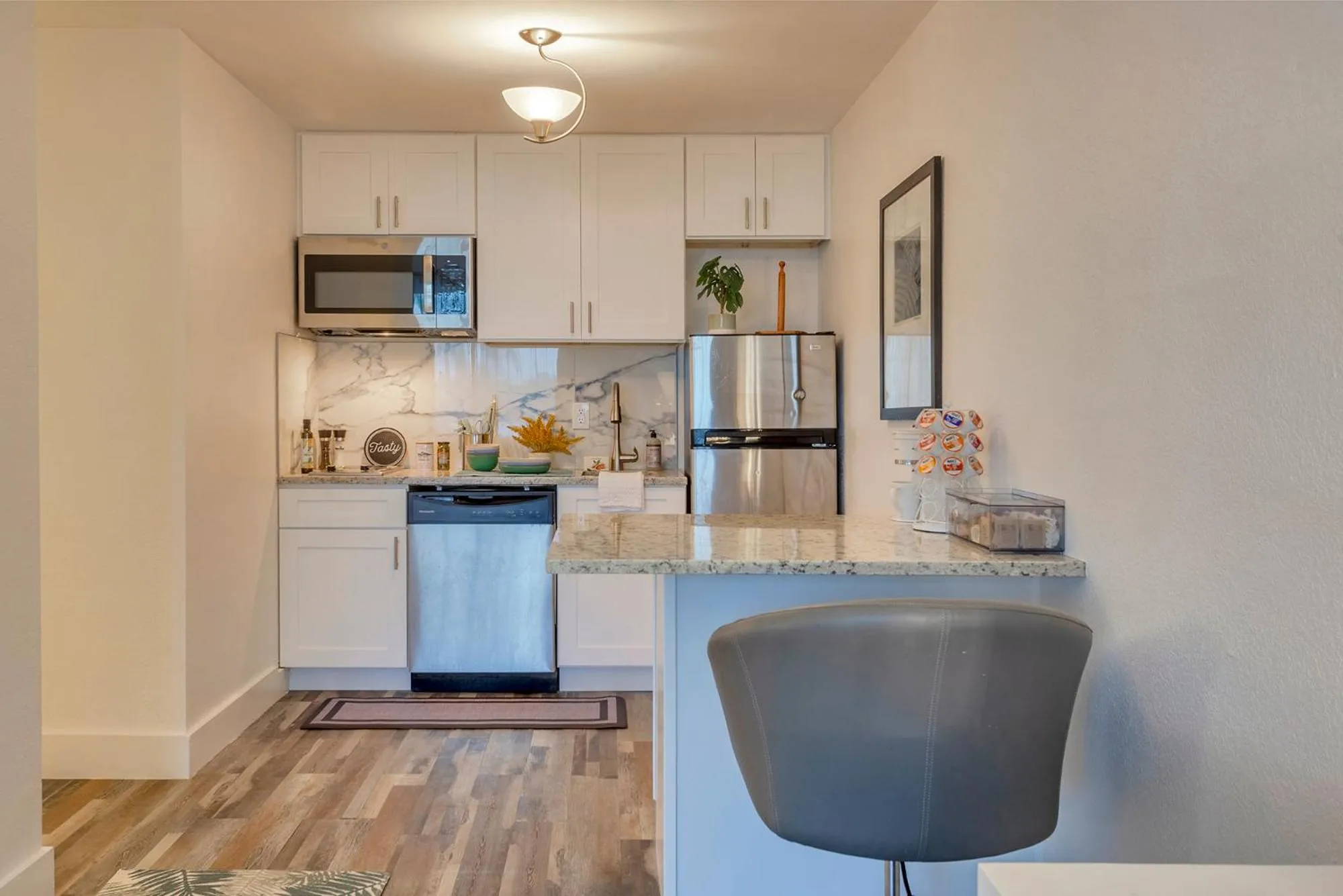 TAMPA BAY, BEACH step away, WIFI, FREE PARKING,POOLS, JACUZZI