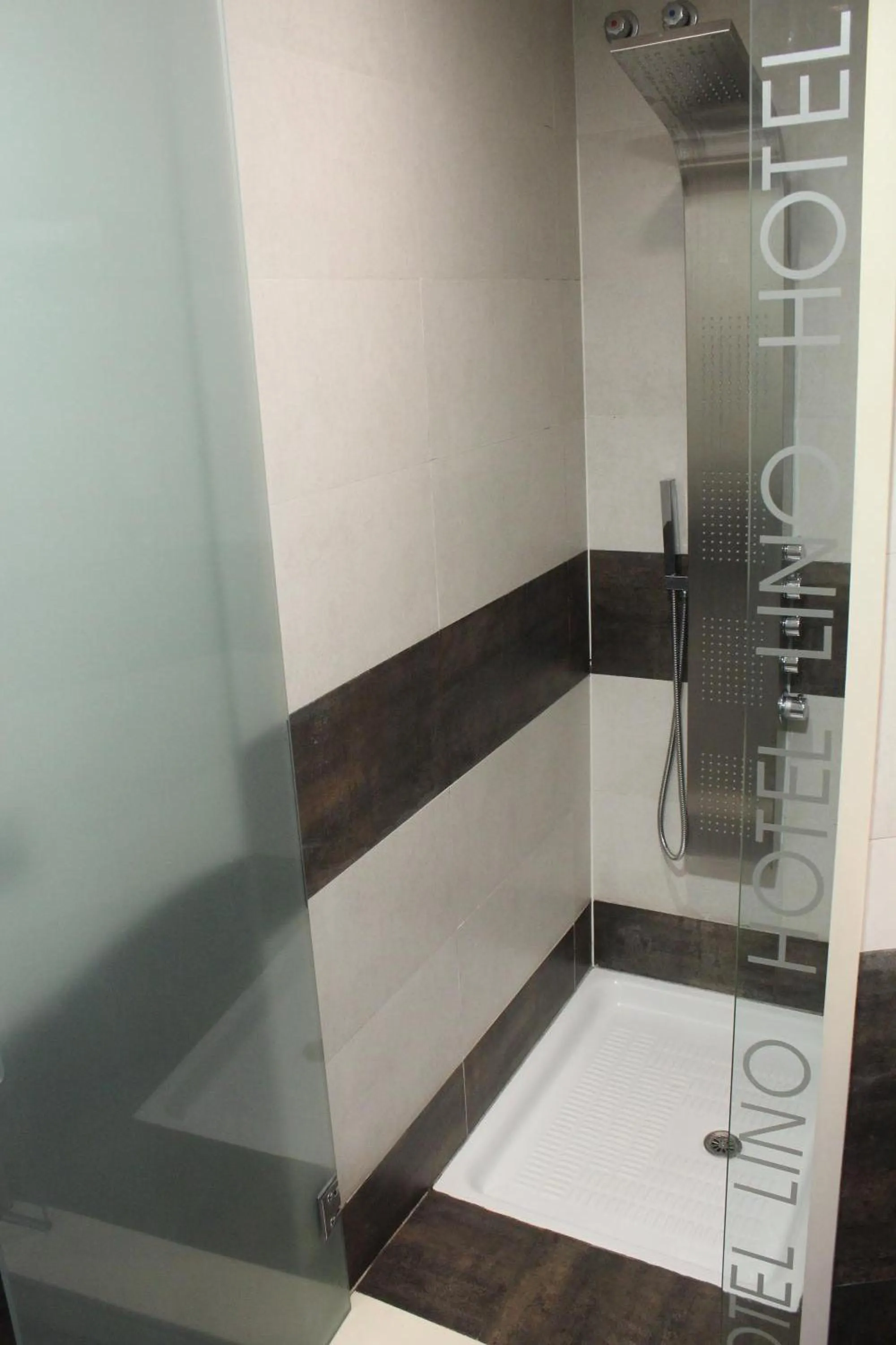 Bathroom in Hotel Lino