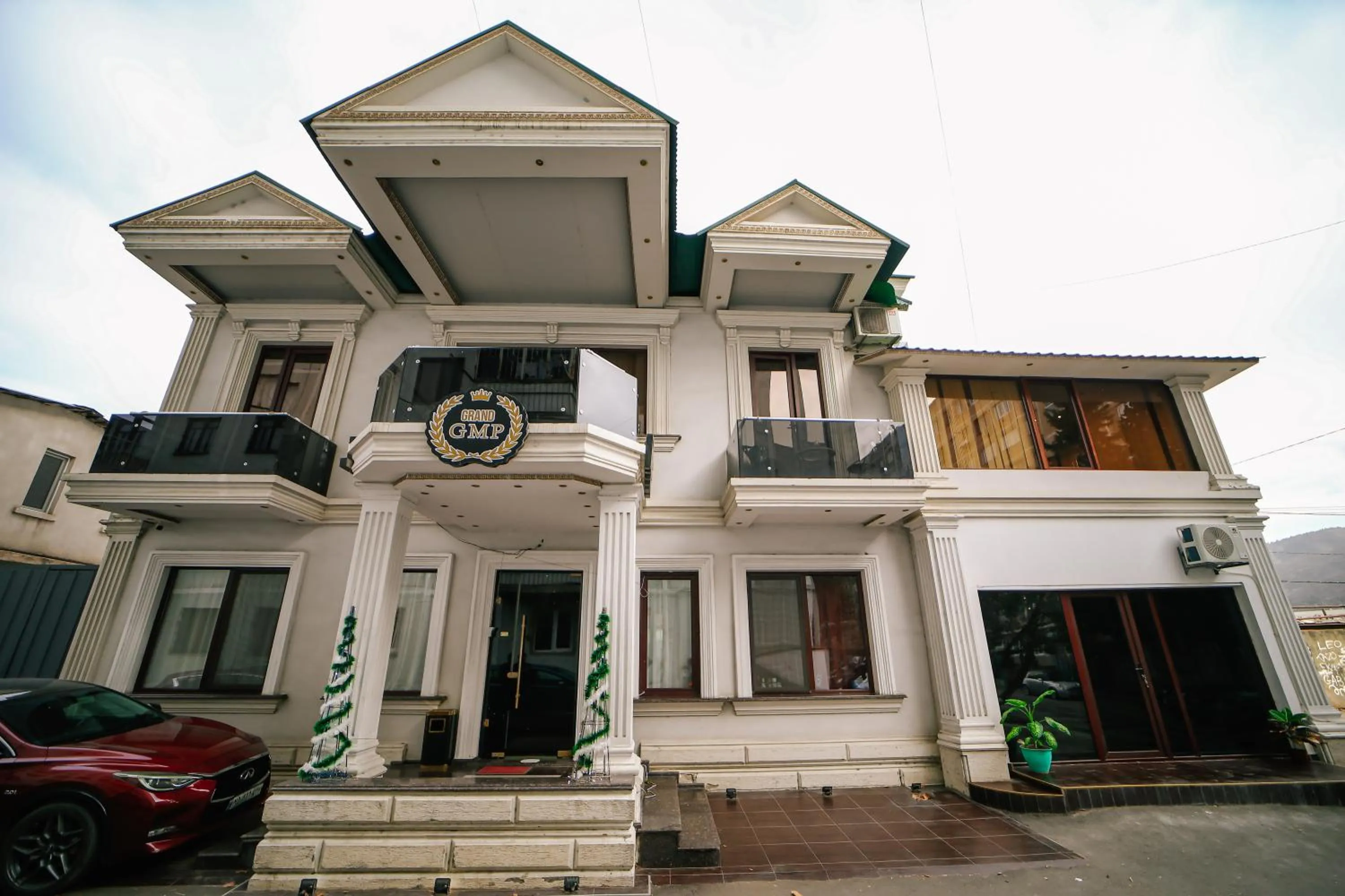 Property building in Grand GMP