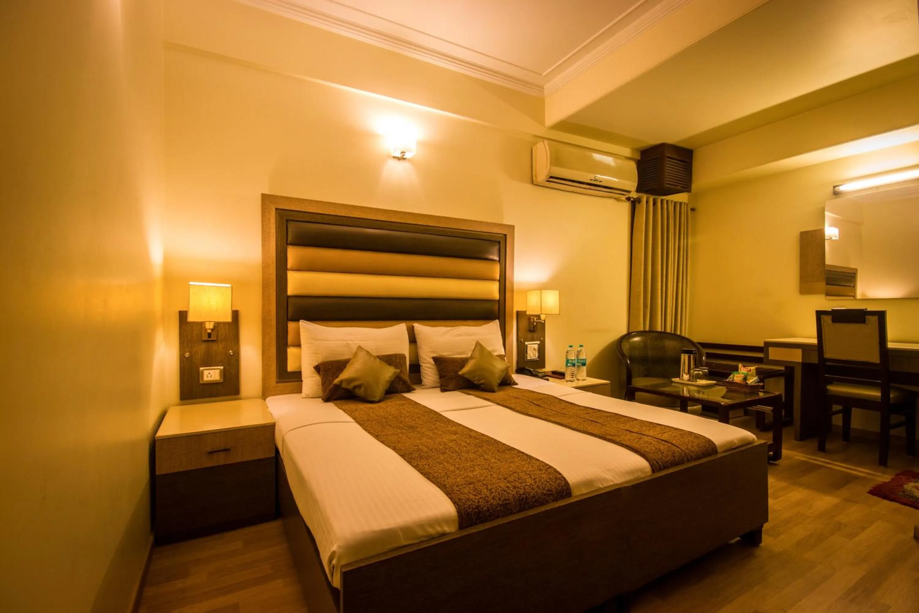 Bed in The Suncourt Hotel Yatri