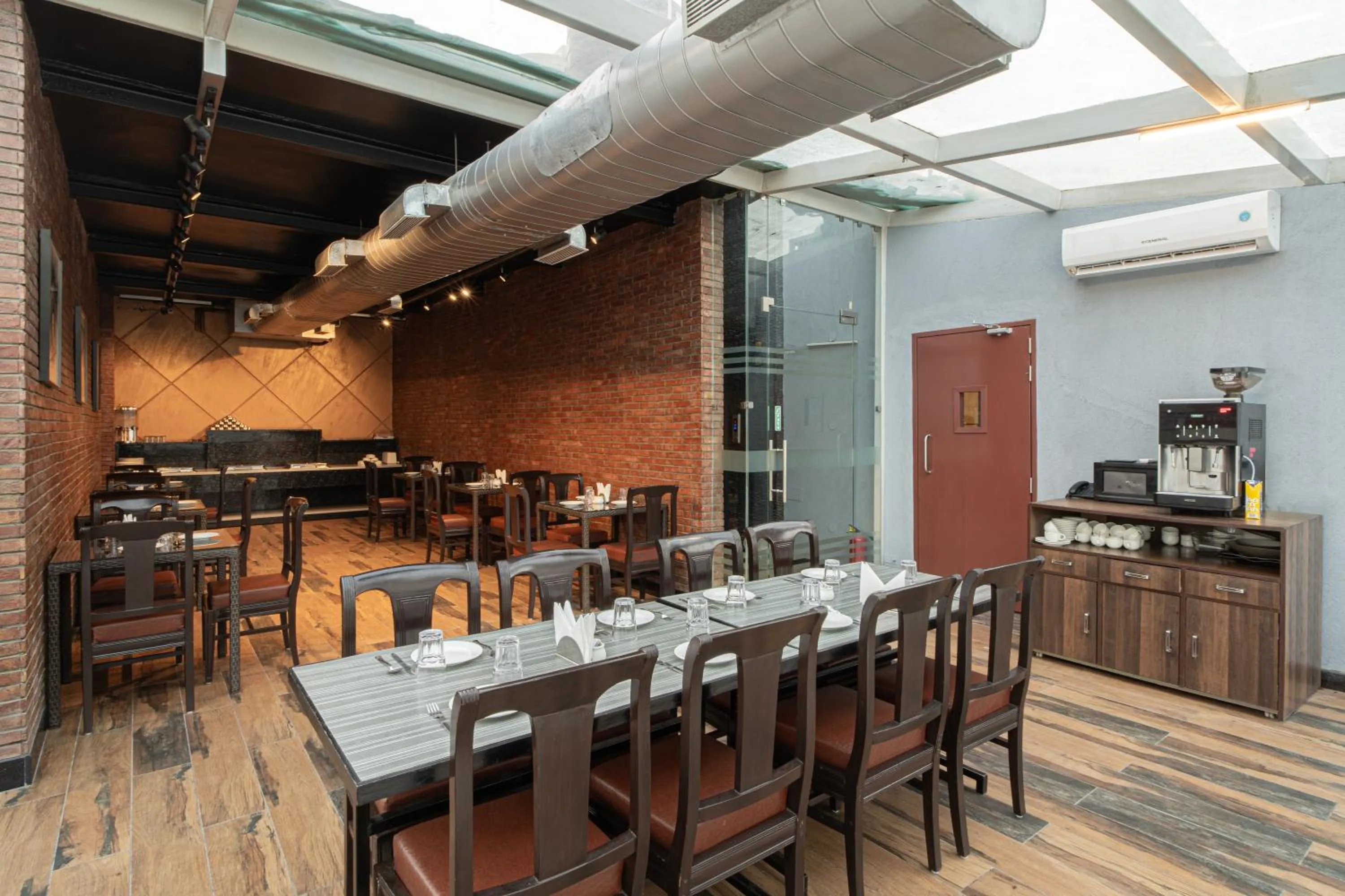 Restaurant/places to eat in The Suncourt Hotel Yatri