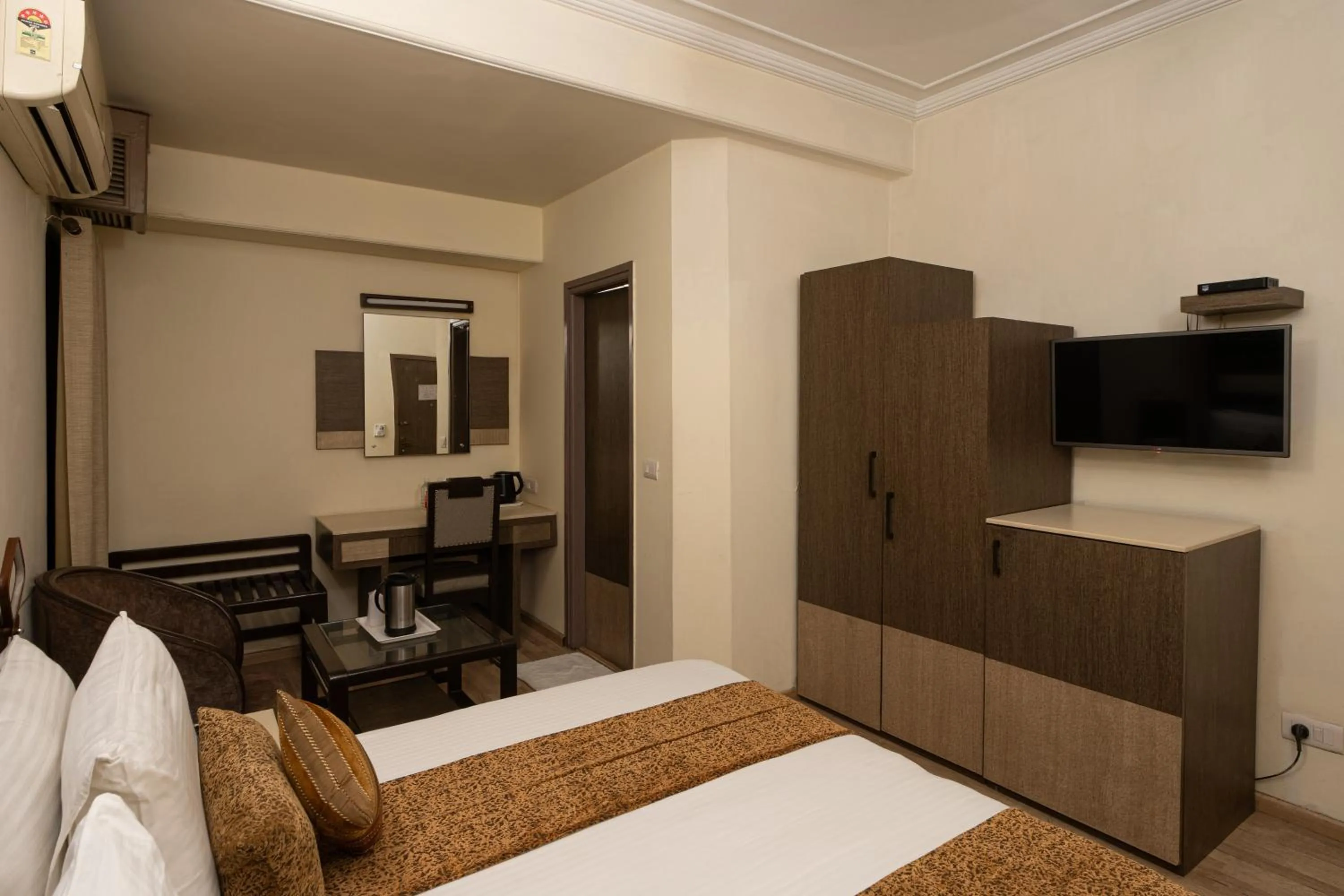 Bedroom, Bed in The Suncourt Hotel Yatri