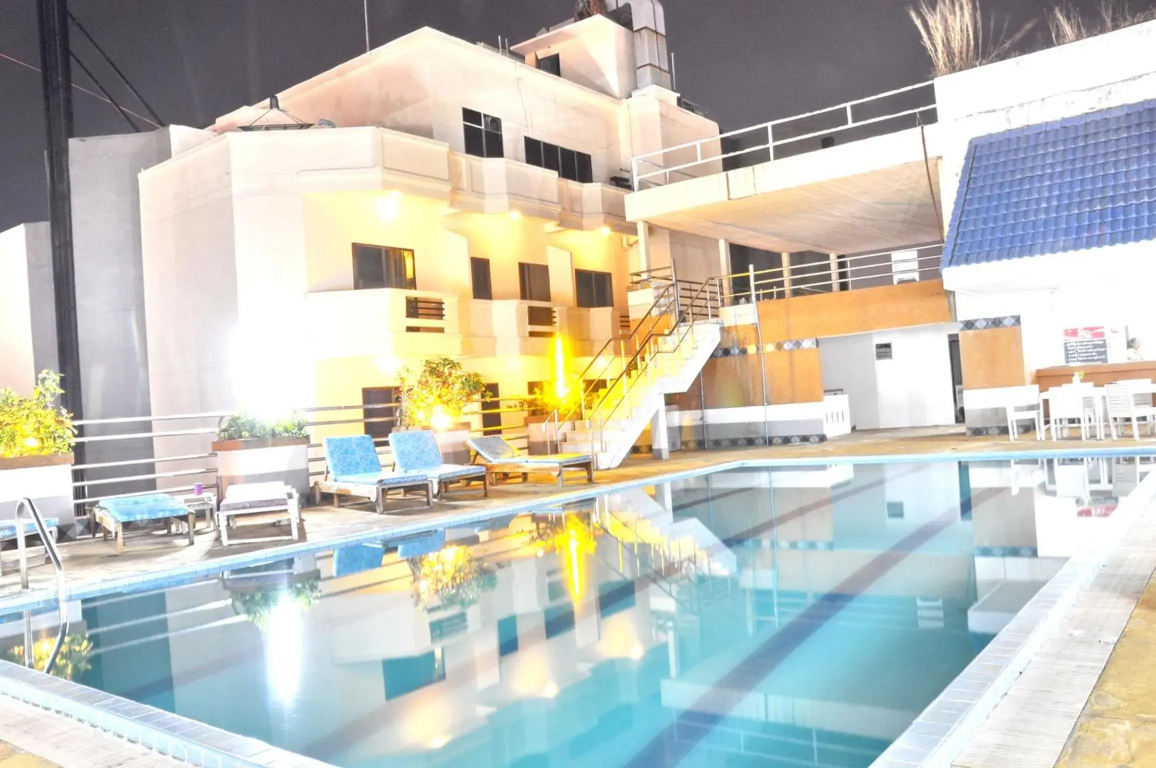 Pool view in Highfive Hotel Pattaya Pool view in Highfive Hotel Pattaya