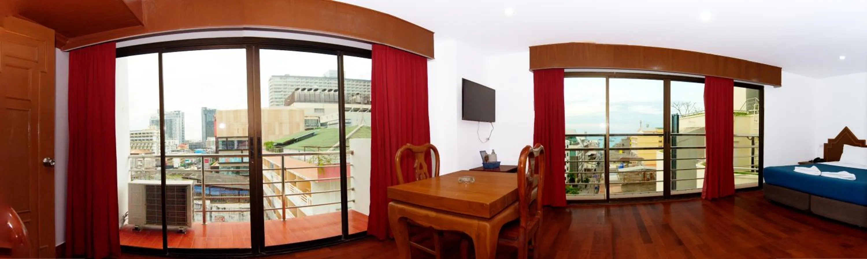 Photo of the whole room, Bed in Highfive Hotel Pattaya