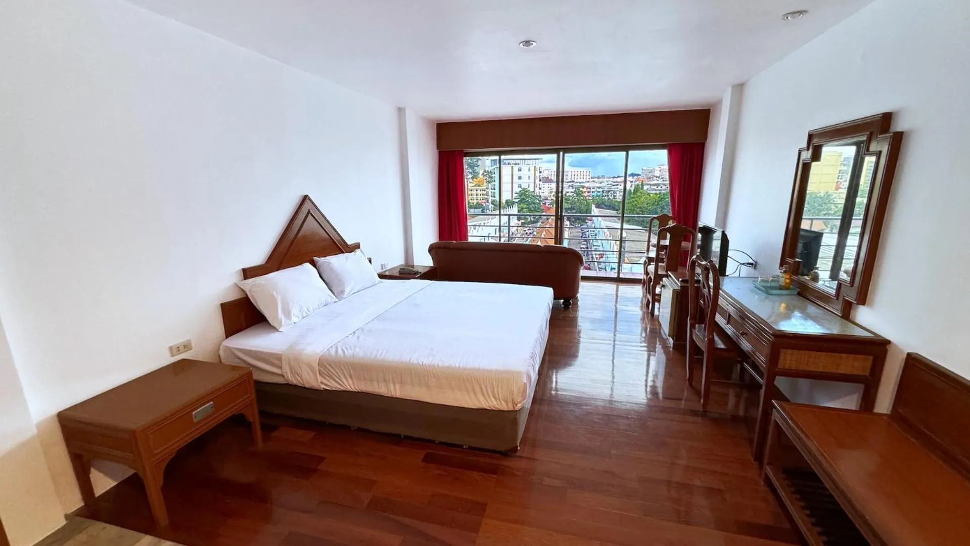 Photo of the whole room, Bed in Highfive Hotel Pattaya