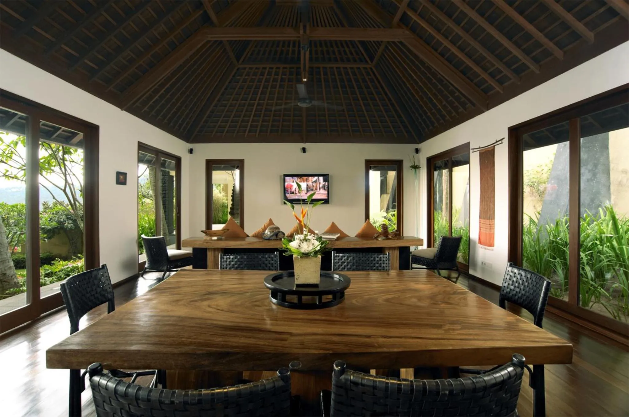 Dining area in Qunci Villas Resort
