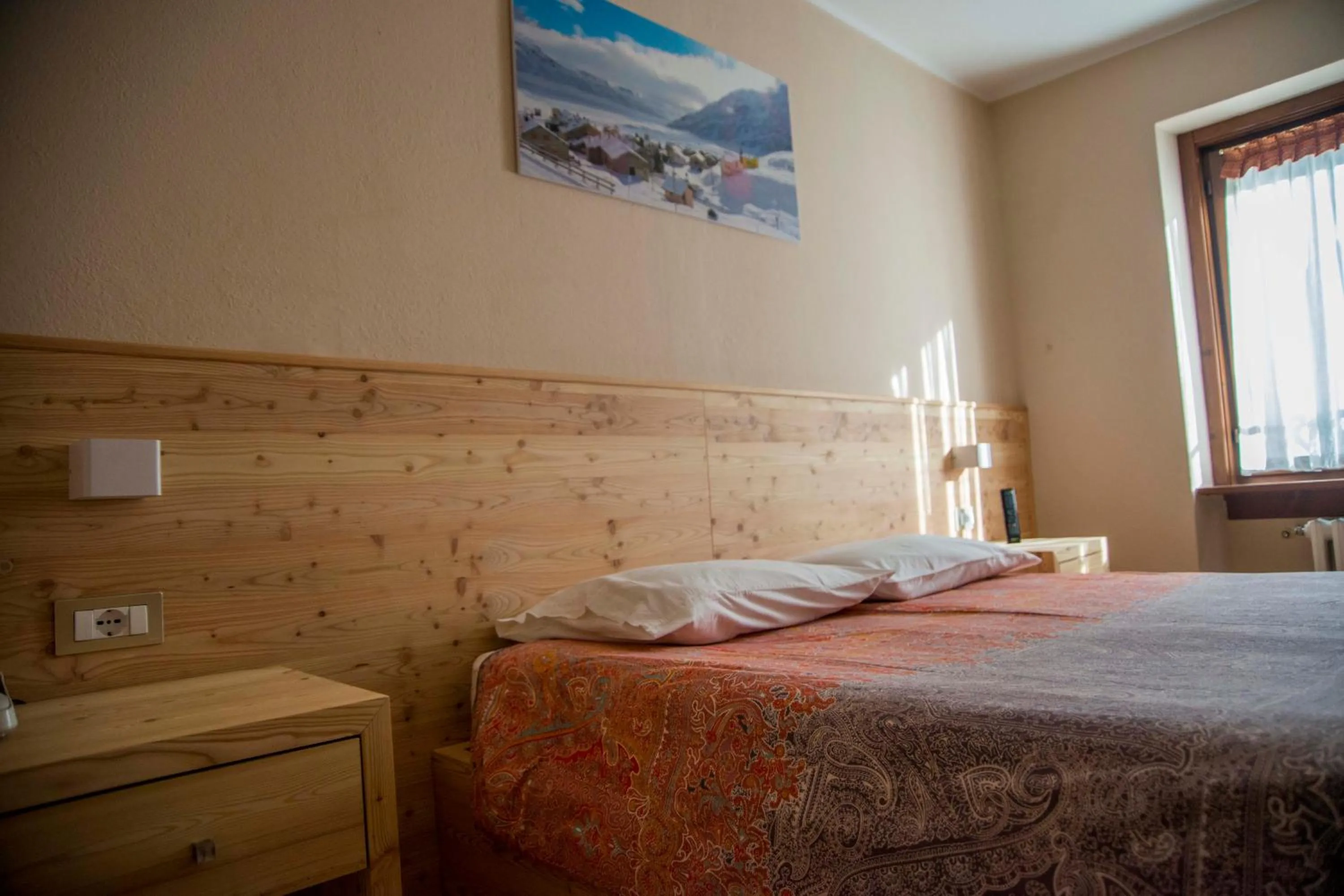 Photo of the whole room, Bed in Albergo K2