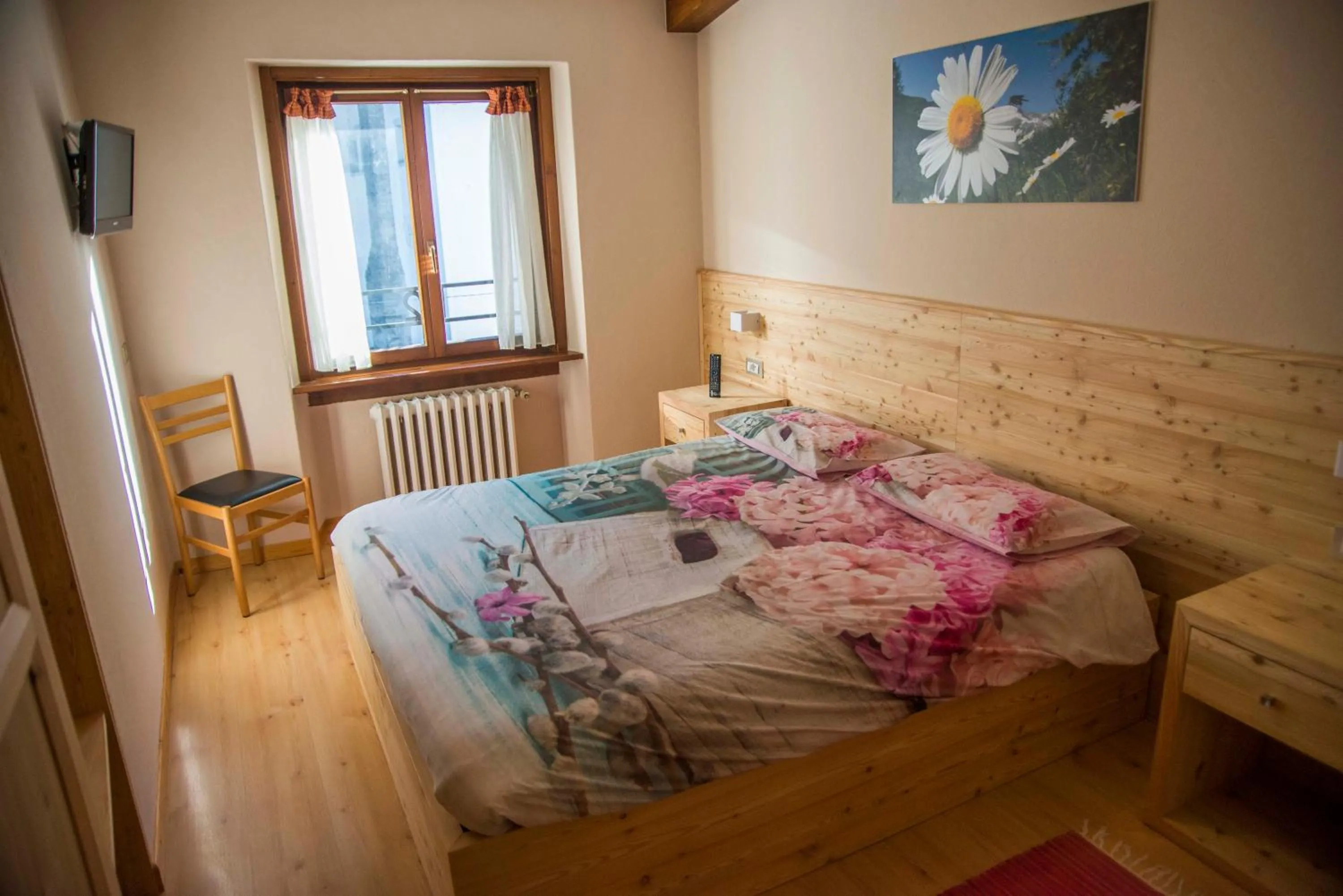 Photo of the whole room, Bed in Albergo K2