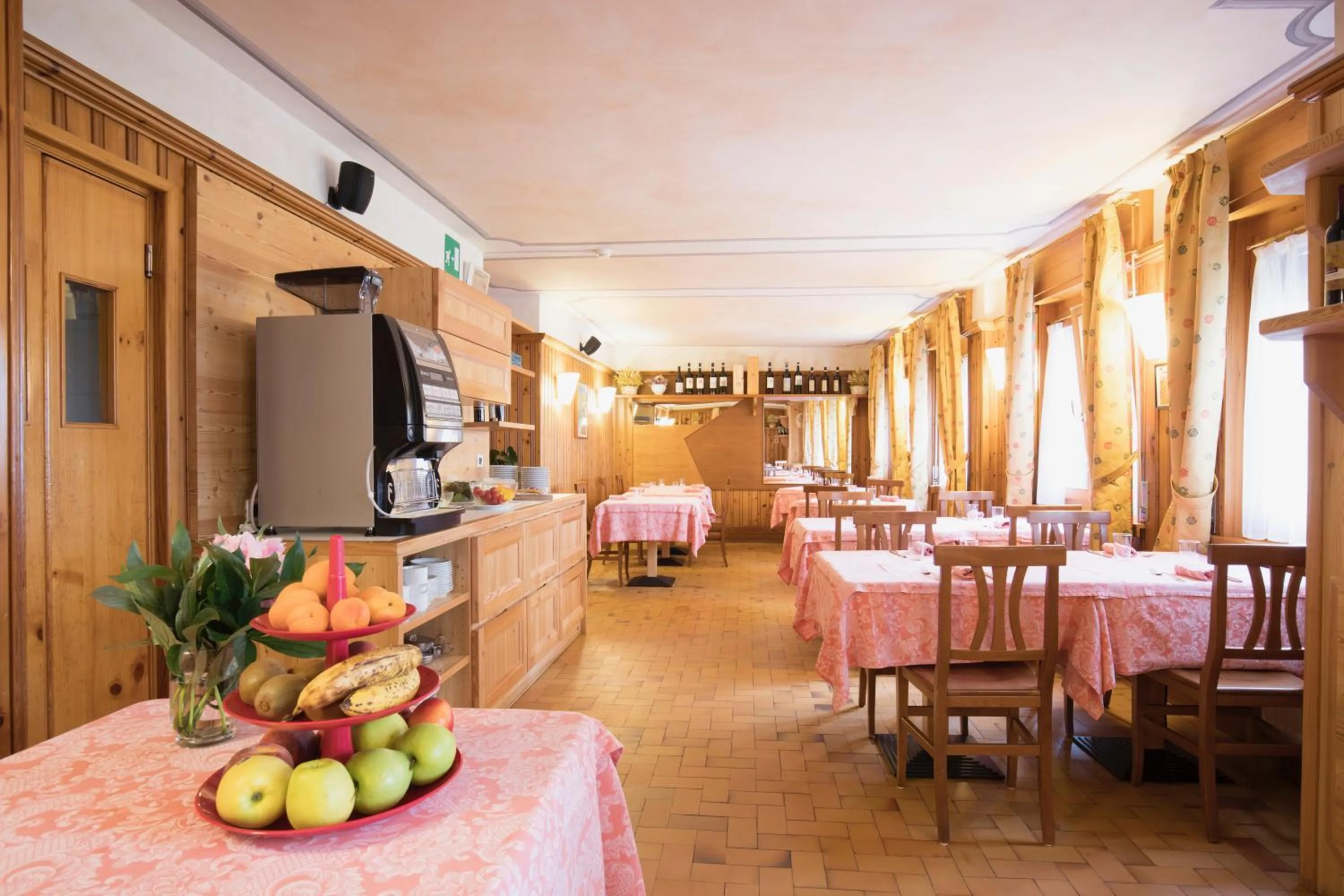 Restaurant/places to eat in Albergo K2