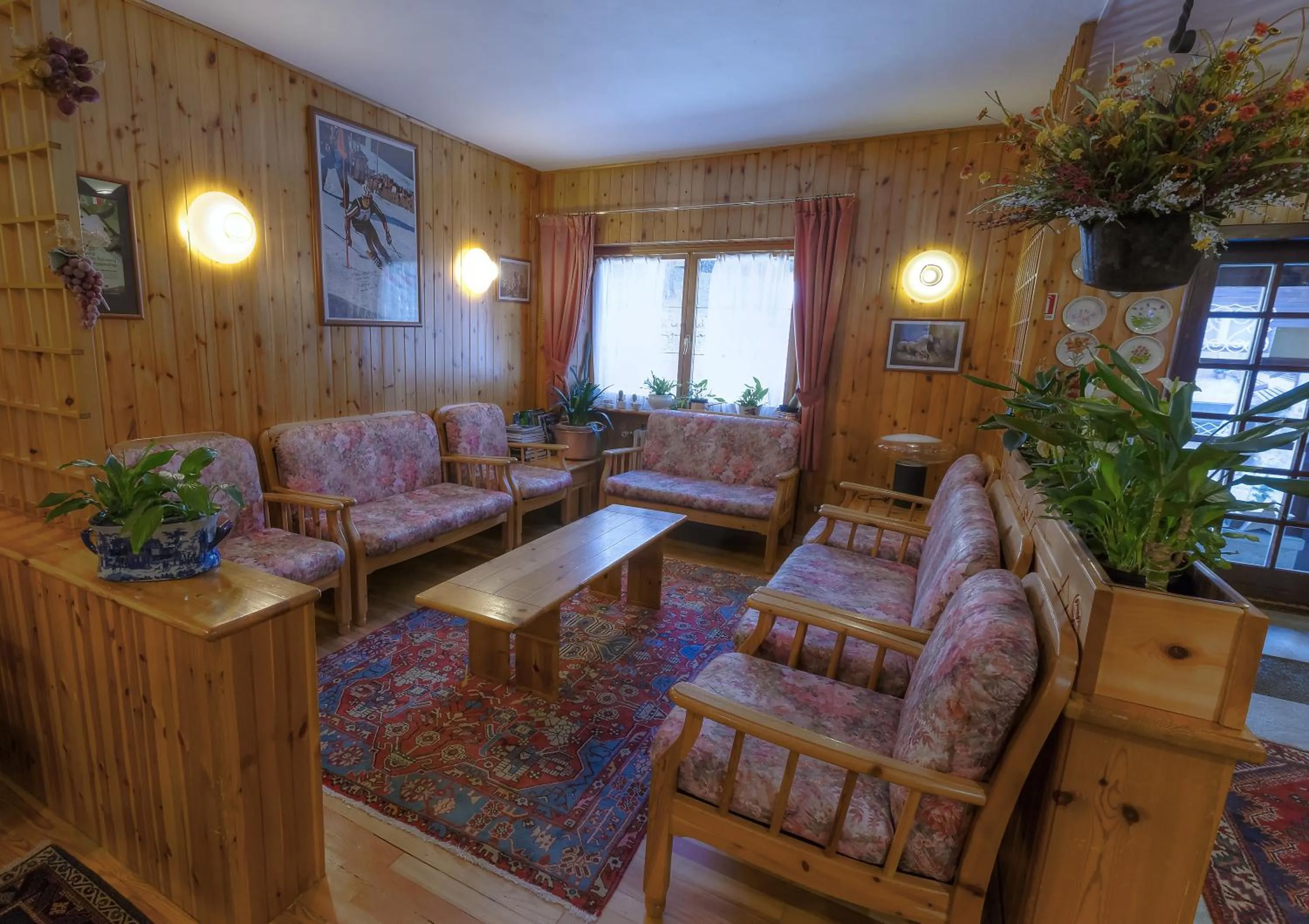 Communal lounge/ TV room in Albergo K2
