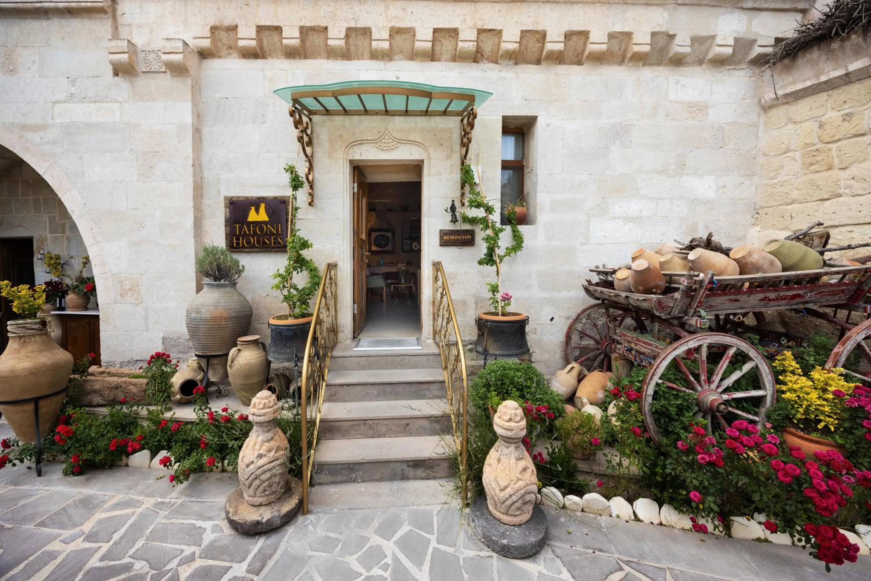 Garden in Tafoni Houses Cave Hotel