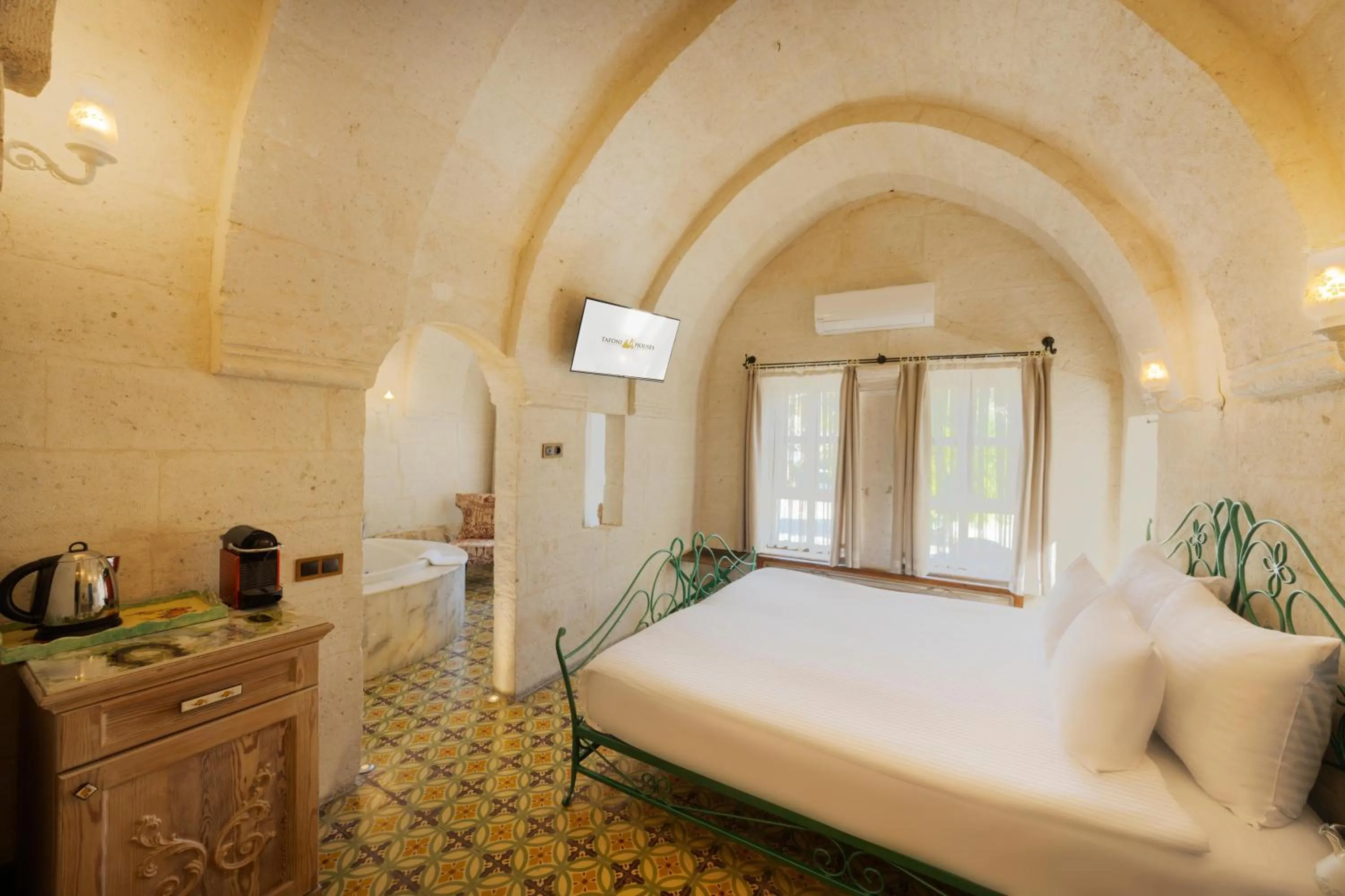 Photo of the whole room, Bed in Tafoni Houses Cave Hotel