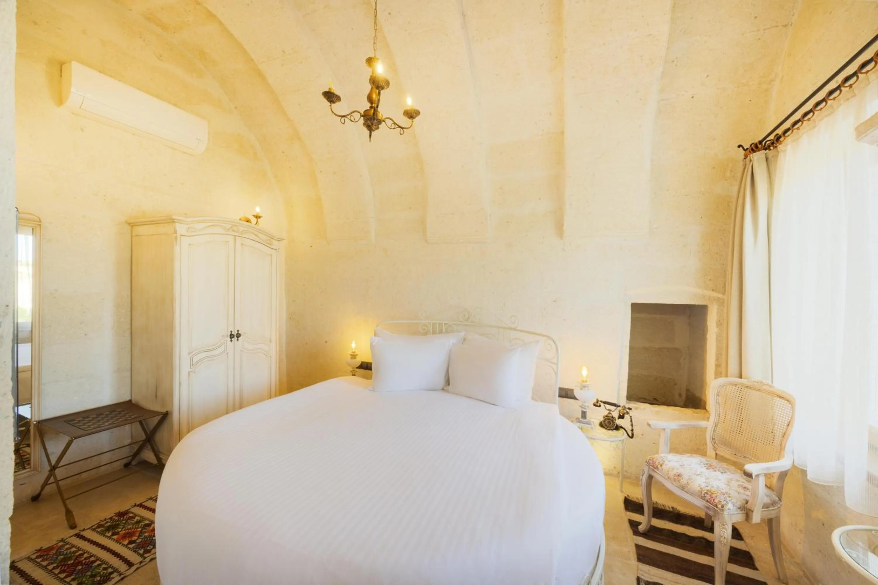 Photo of the whole room, Bed in Tafoni Houses Cave Hotel