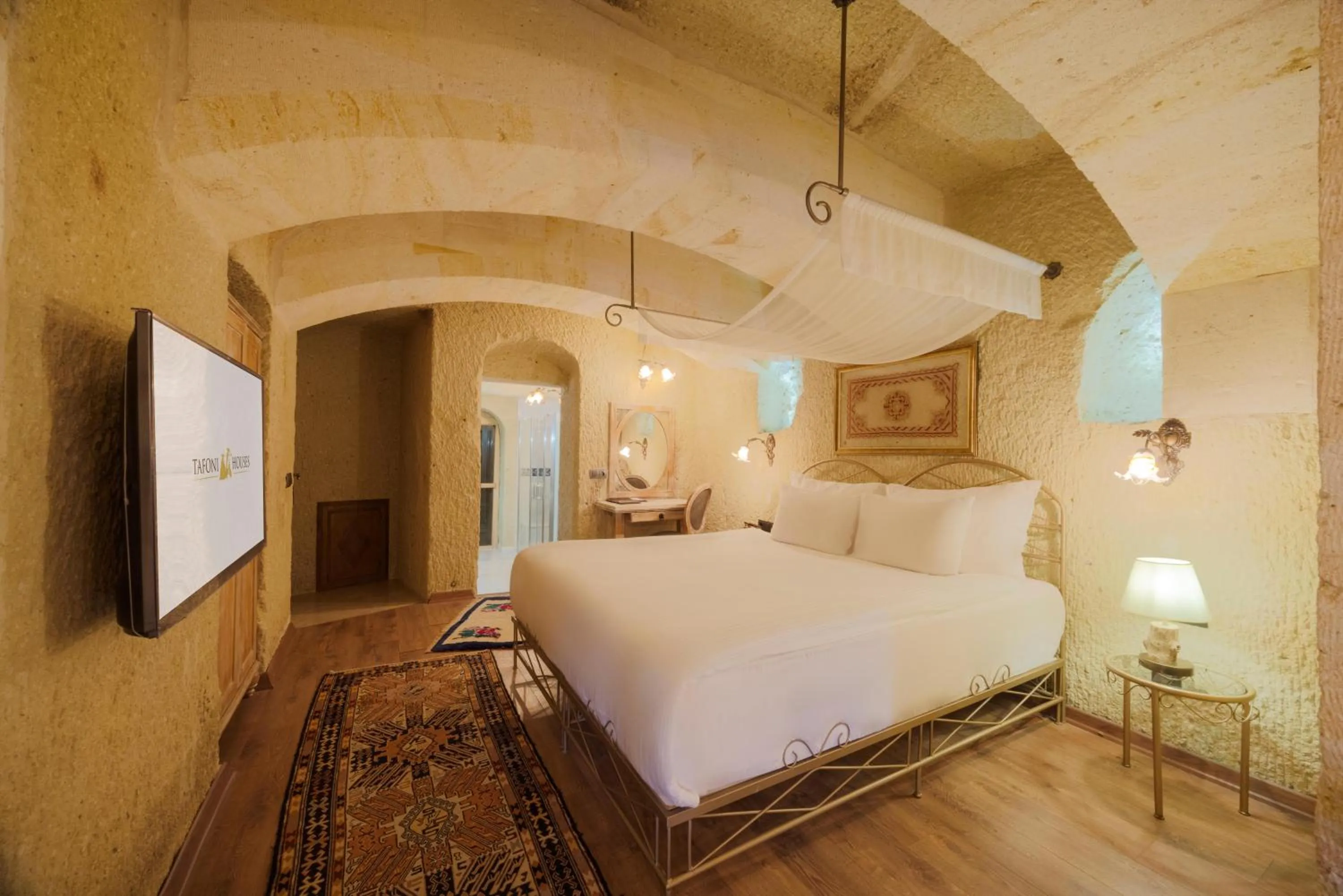 Photo of the whole room, Bed in Tafoni Houses Cave Hotel