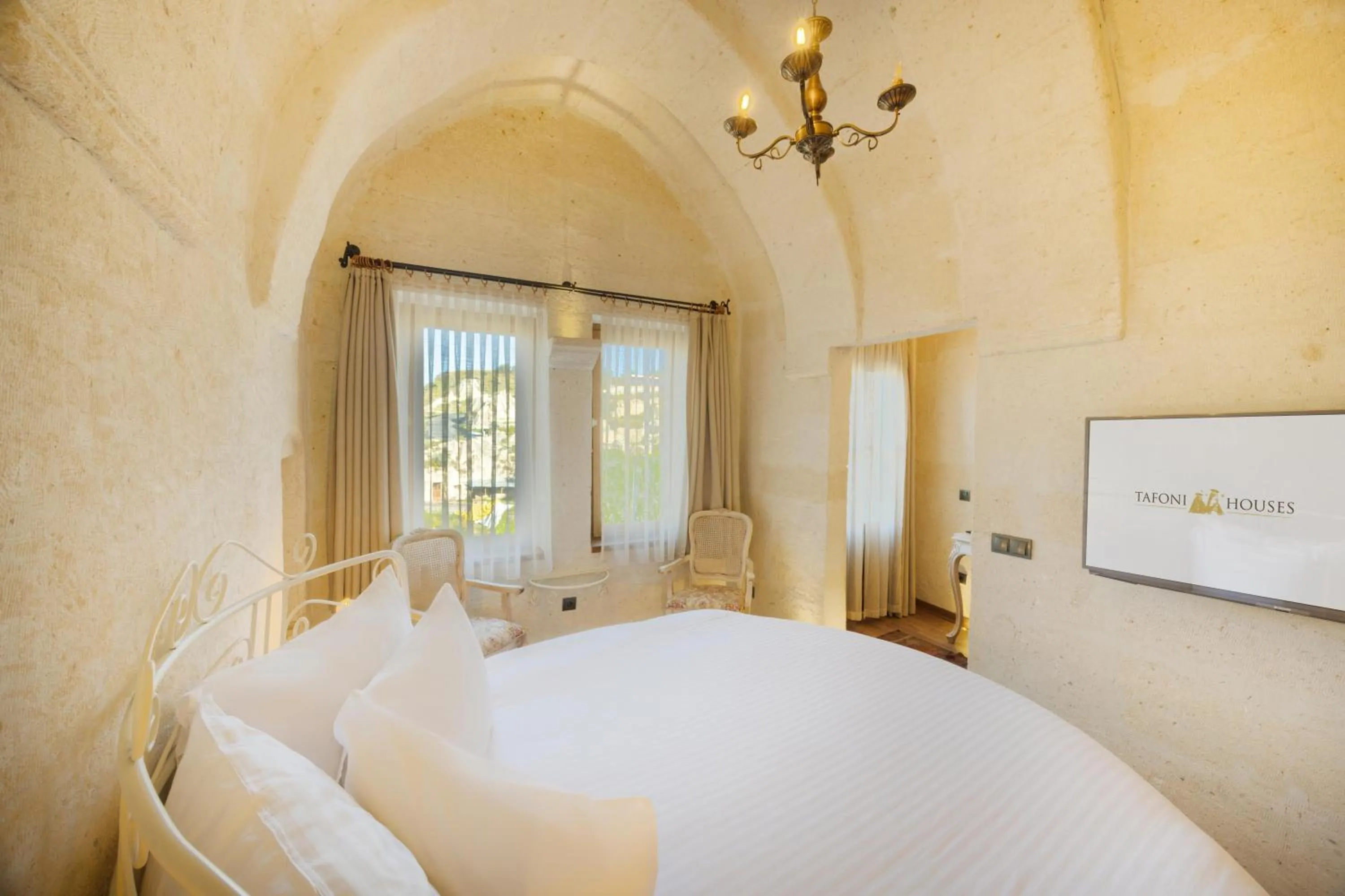 Photo of the whole room, Bed in Tafoni Houses Cave Hotel