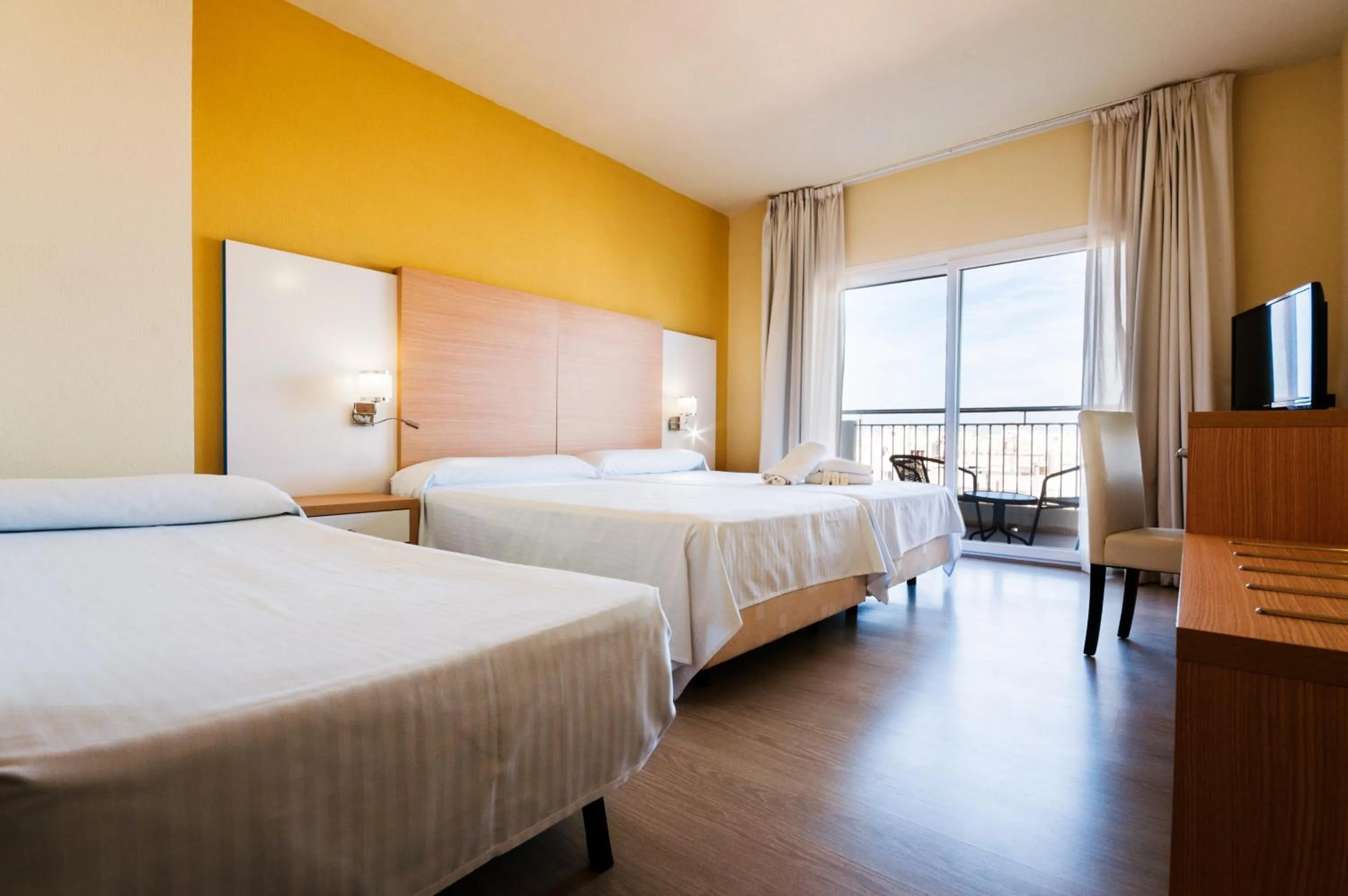 Bedroom, Bed in Hotel Fontana Plaza