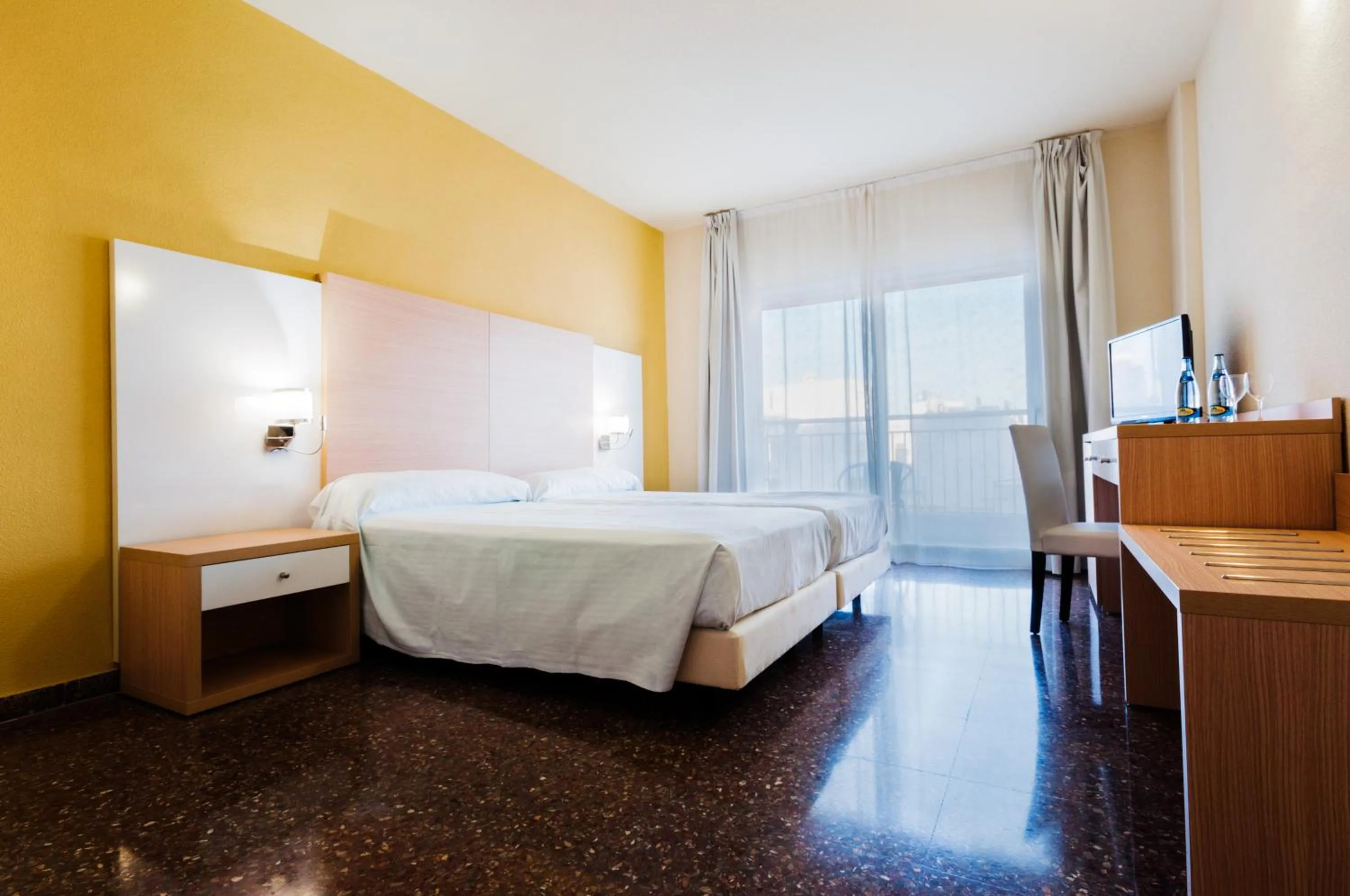 Bedroom, Bed in Hotel Fontana Plaza