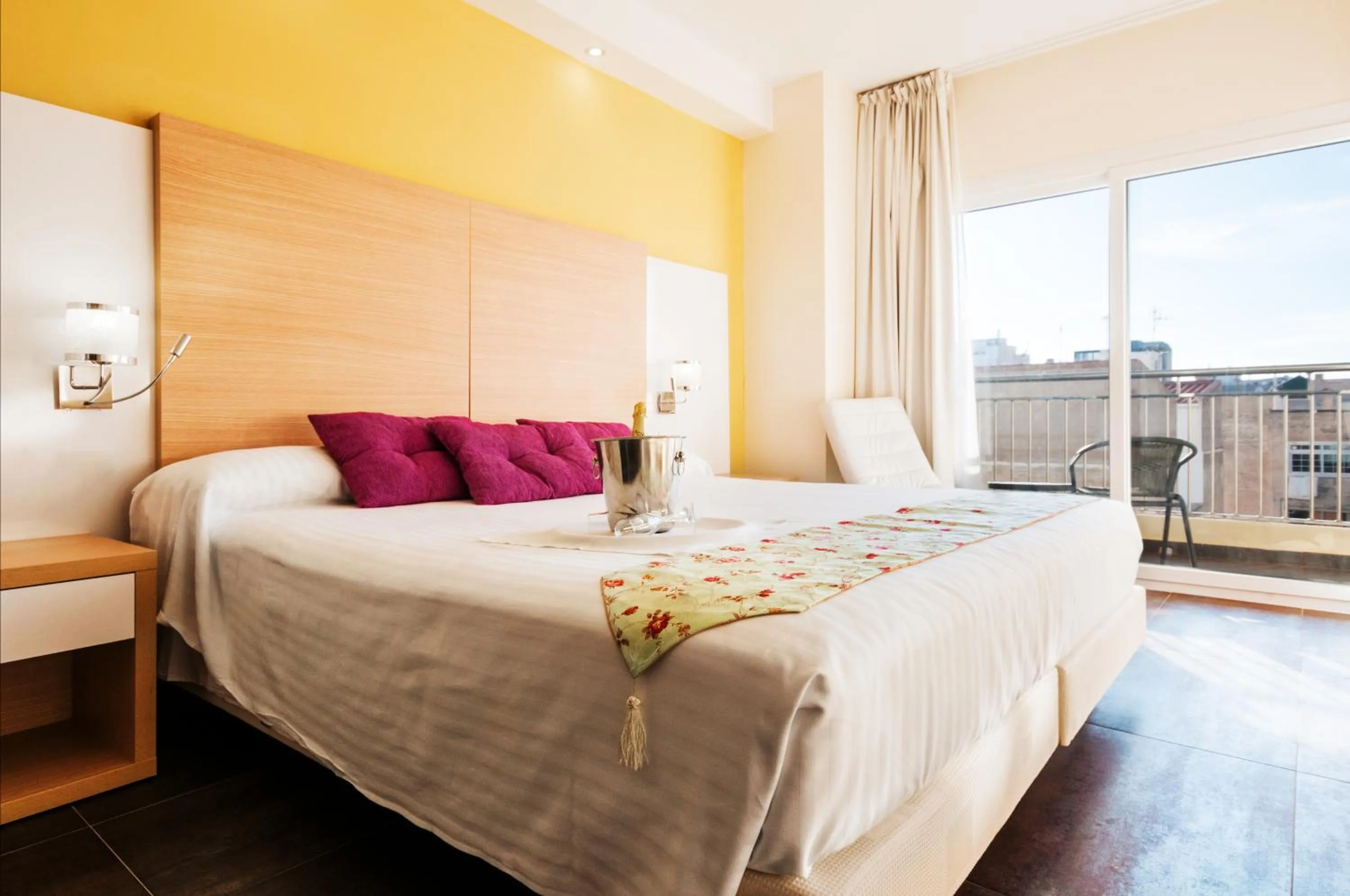 Bedroom, Bed in Hotel Fontana Plaza