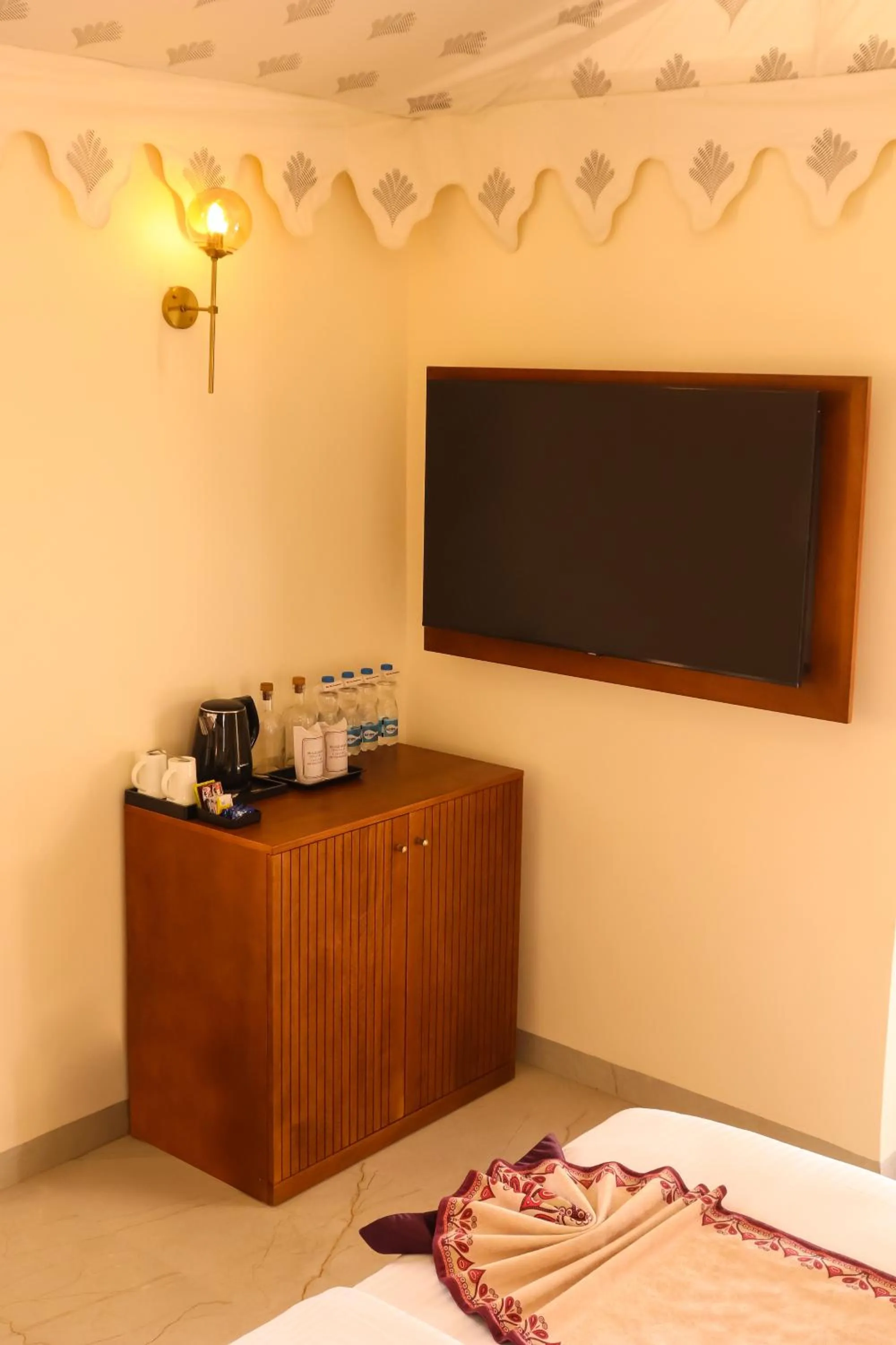 Bed in Chokhi Dhani The Palace Hotel