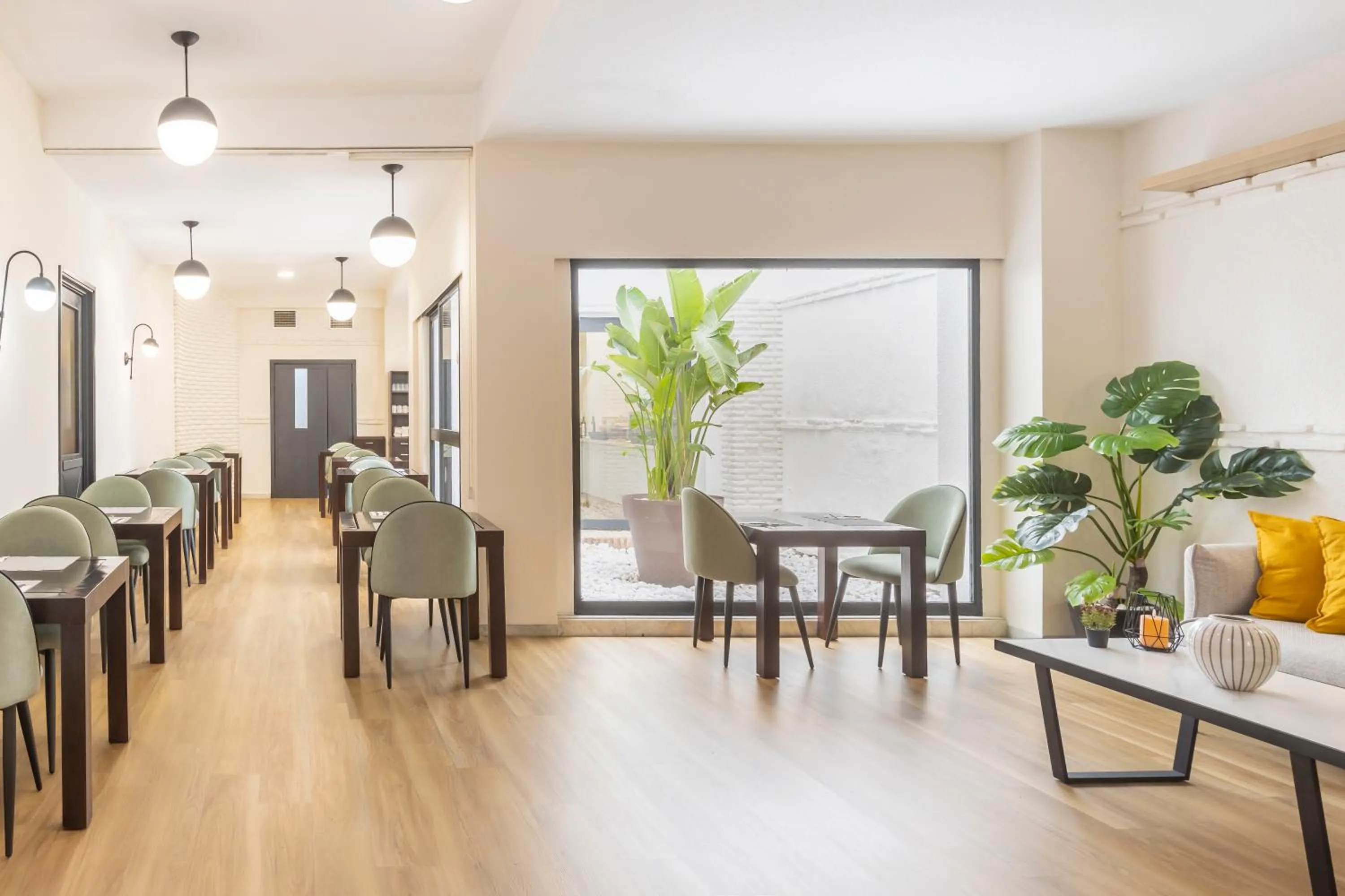 Dining area in Itaca Colón by Soho Boutique