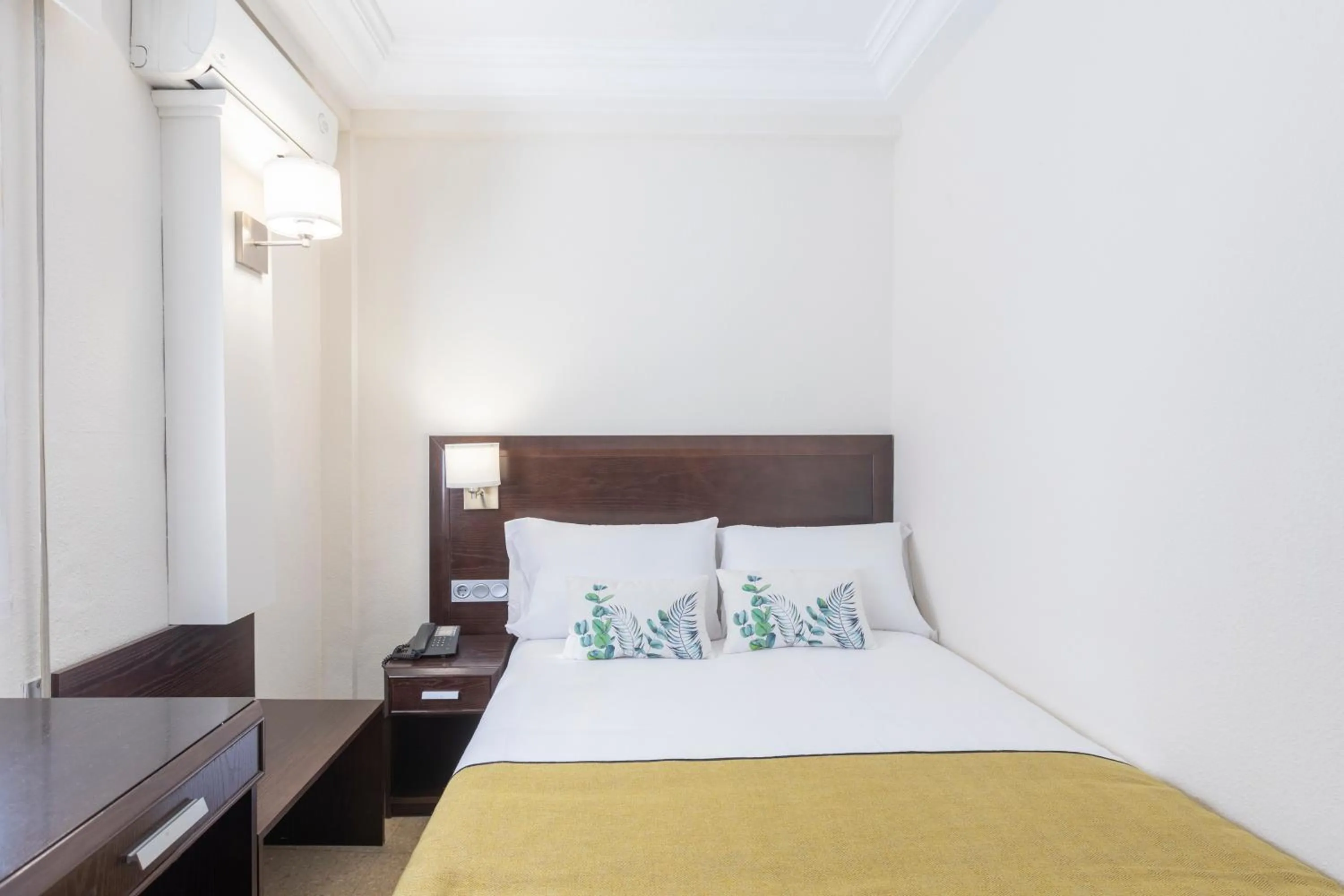 Bedroom, Bed in Itaca Colón by Soho Boutique