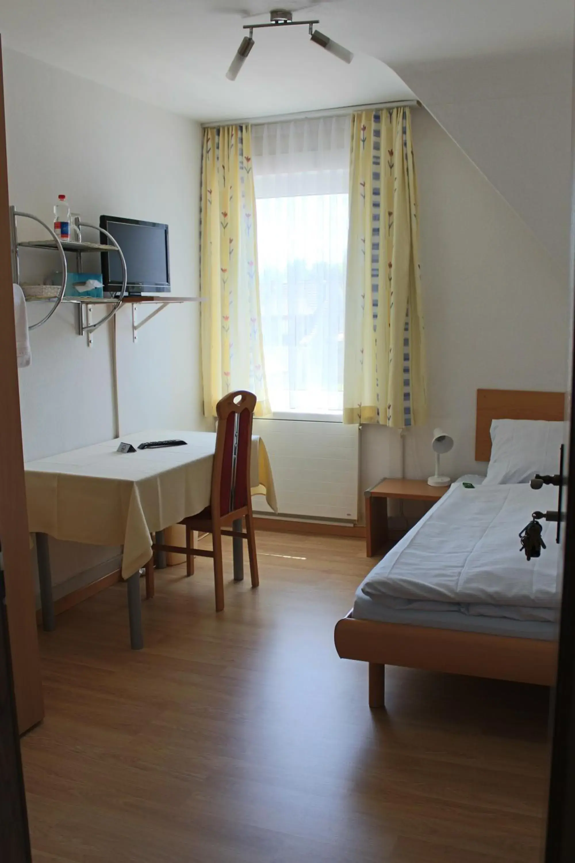 Single Room with Shared Bathroom in Hotel Glärnisch Hof Single Room with Shared Bathroom in Hotel Glärnisch Hof