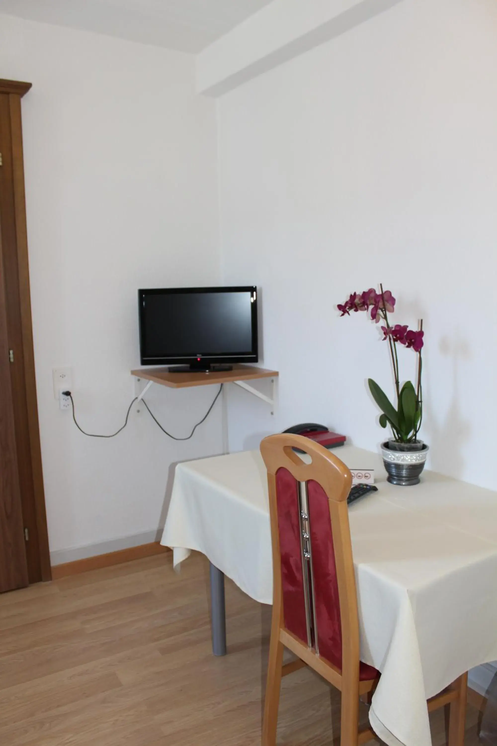 Single Room with Shared Bathroom in Hotel Glärnisch Hof Single Room with Shared Bathroom in Hotel Glärnisch Hof