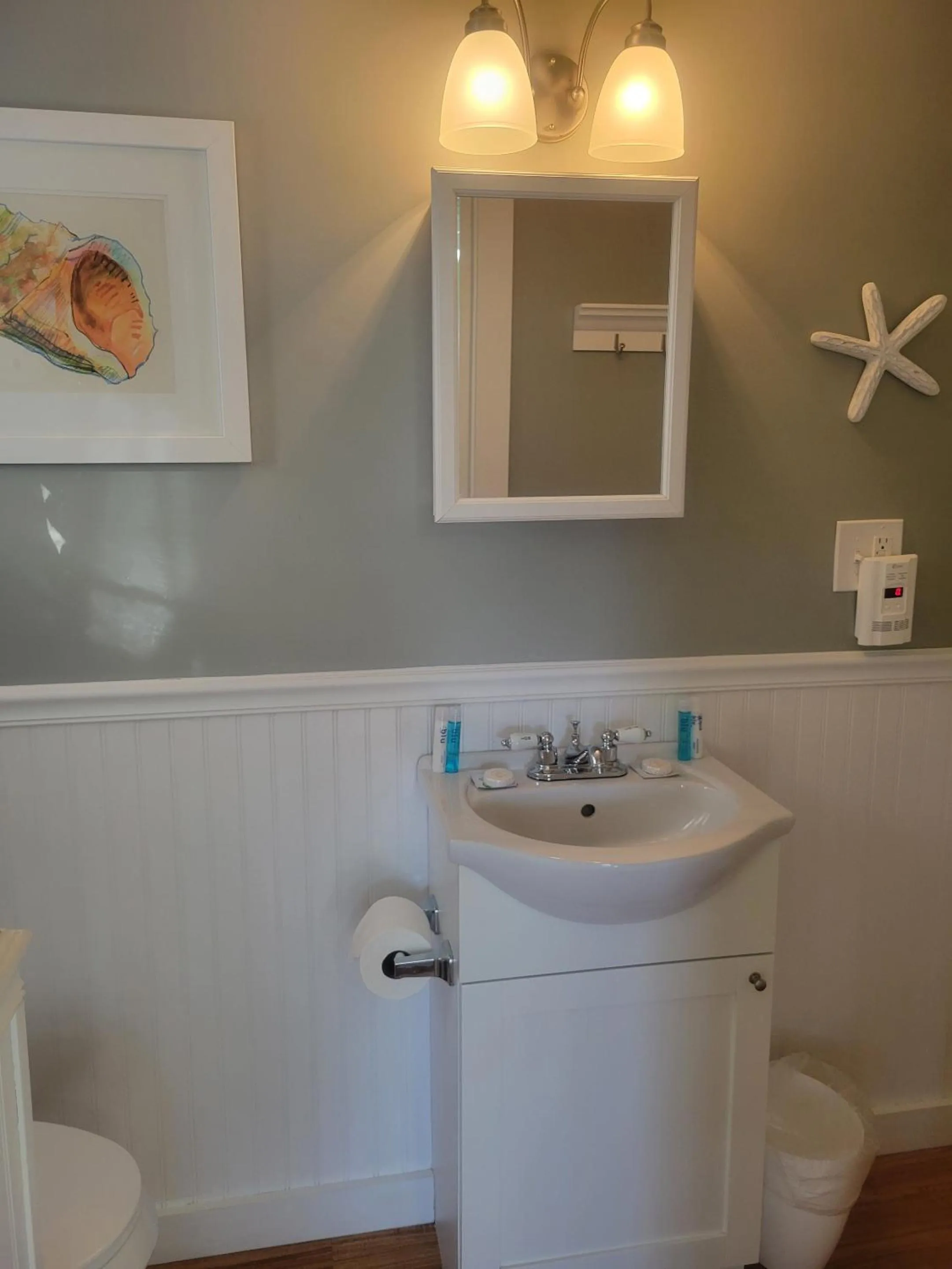 Bathroom in 2 River Road Inn Cottages