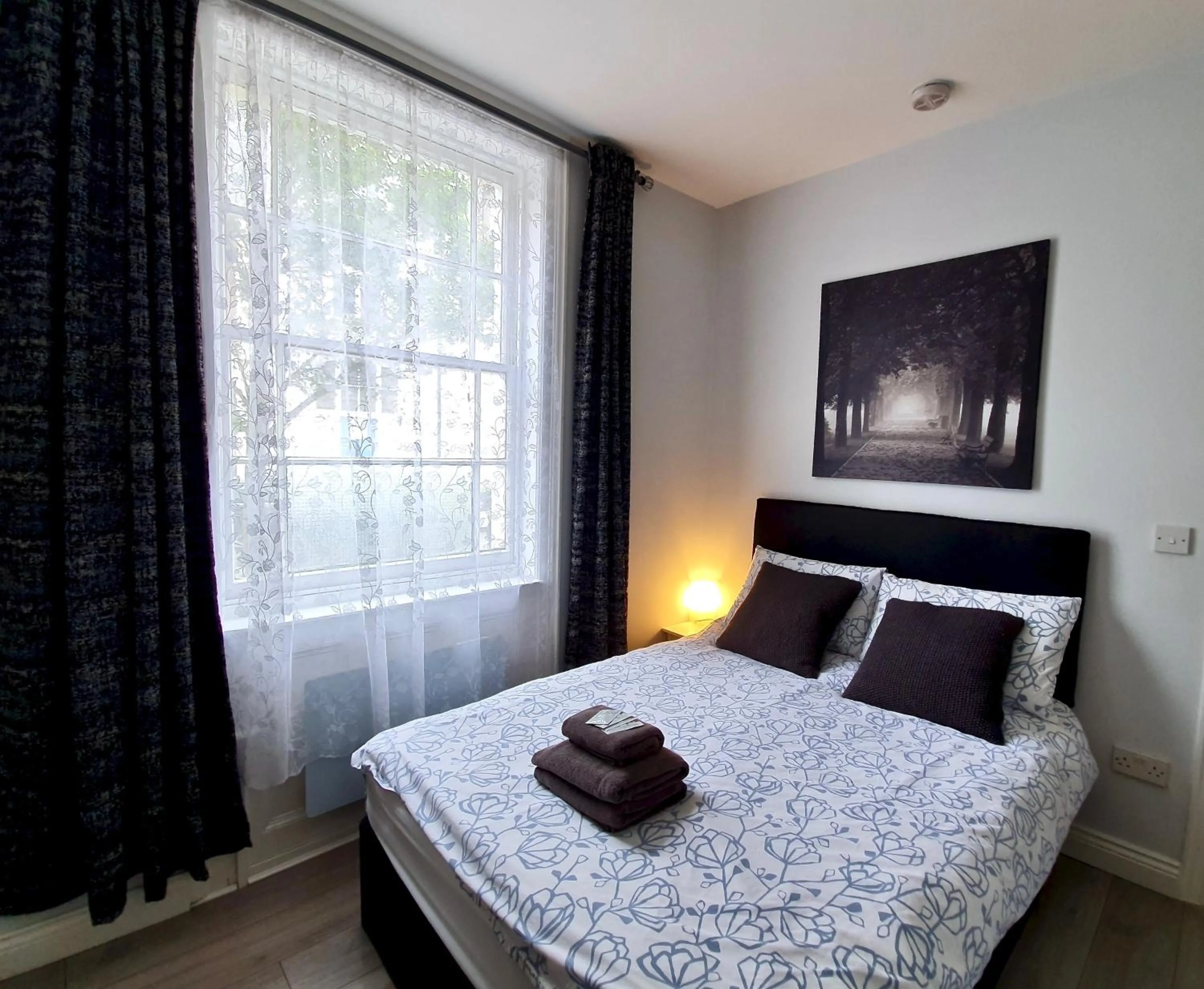 Bedroom, Bed in Victoria Lodgings London