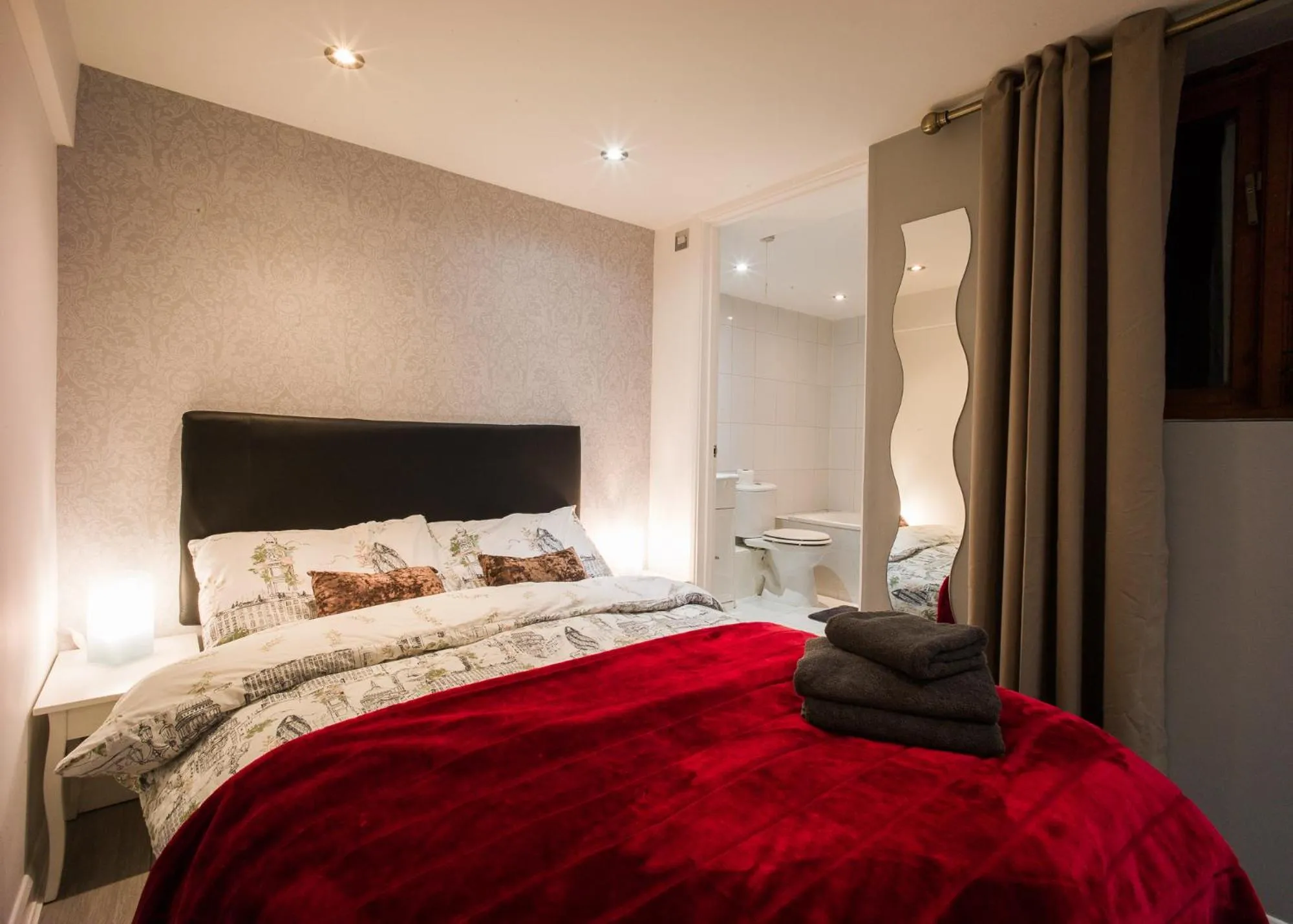 Bedroom, Bed in Victoria Lodgings London