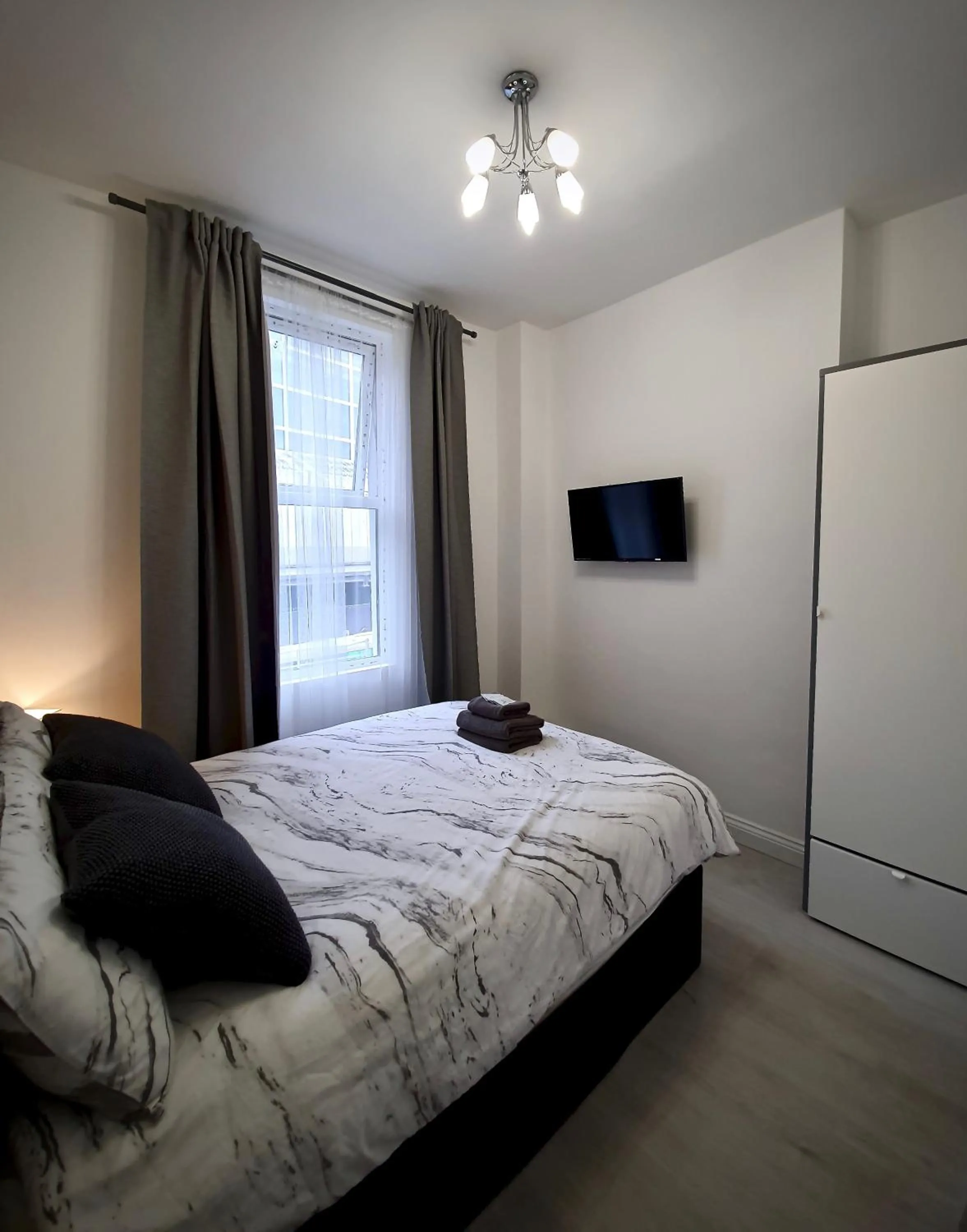 Photo of the whole room, Bed in Victoria Lodgings London