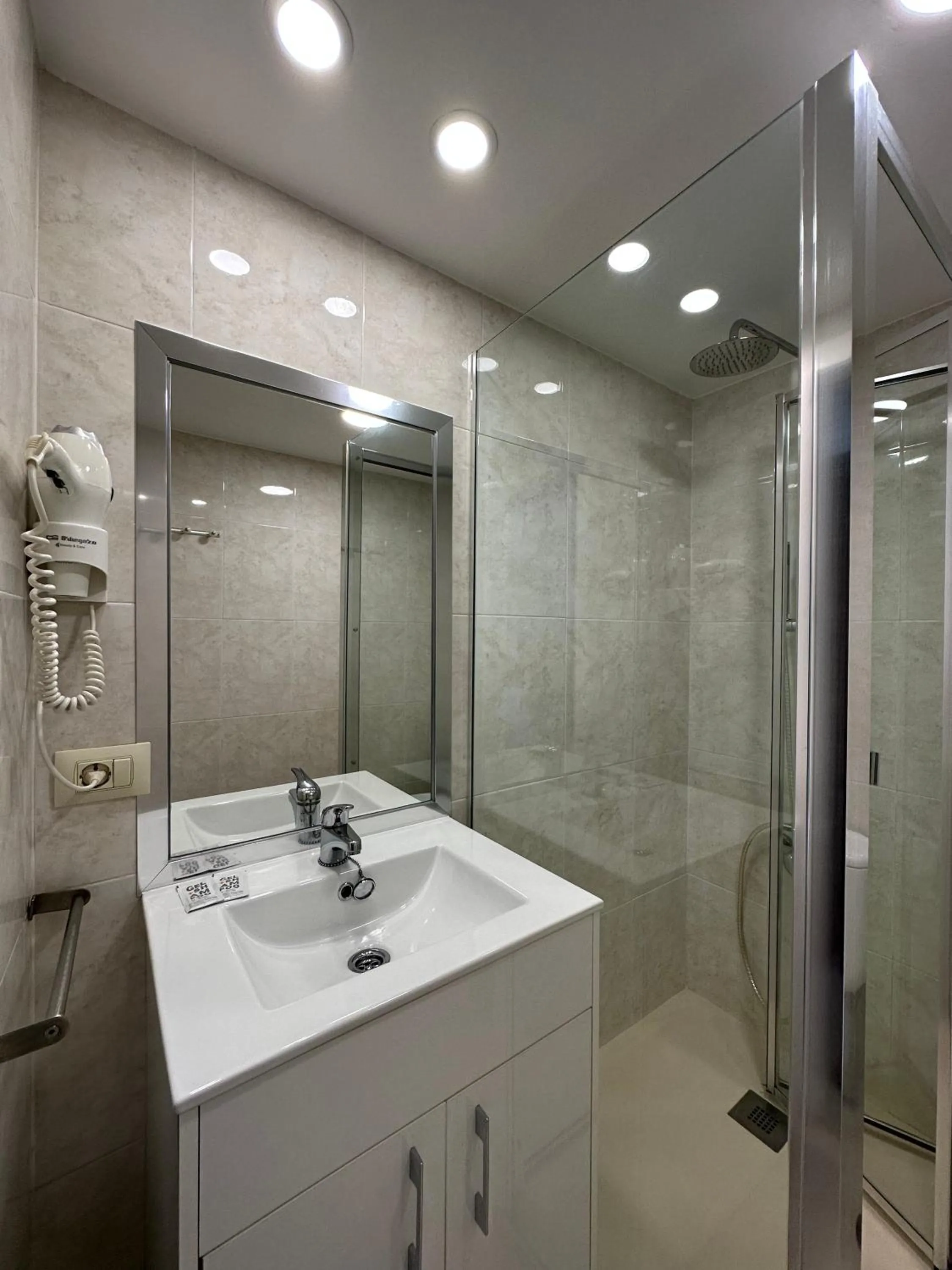 Shower in Hotel Angelito