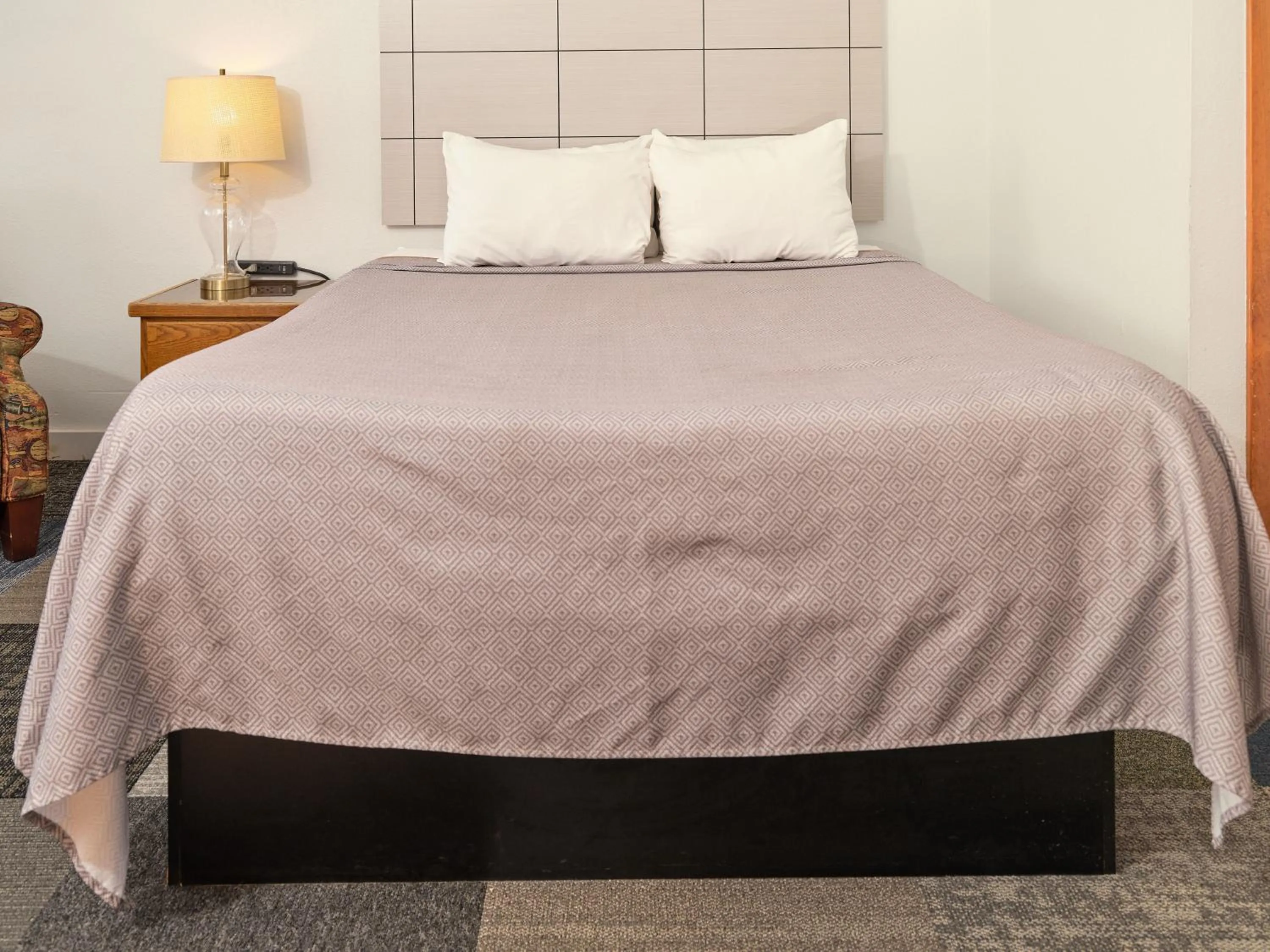 Bedroom, Bed in The Oakwood Inn