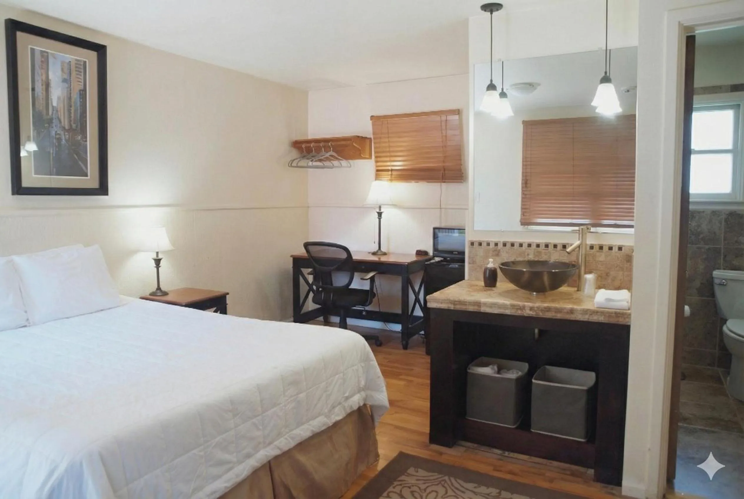 Bedroom, Bed in The Crest Motel