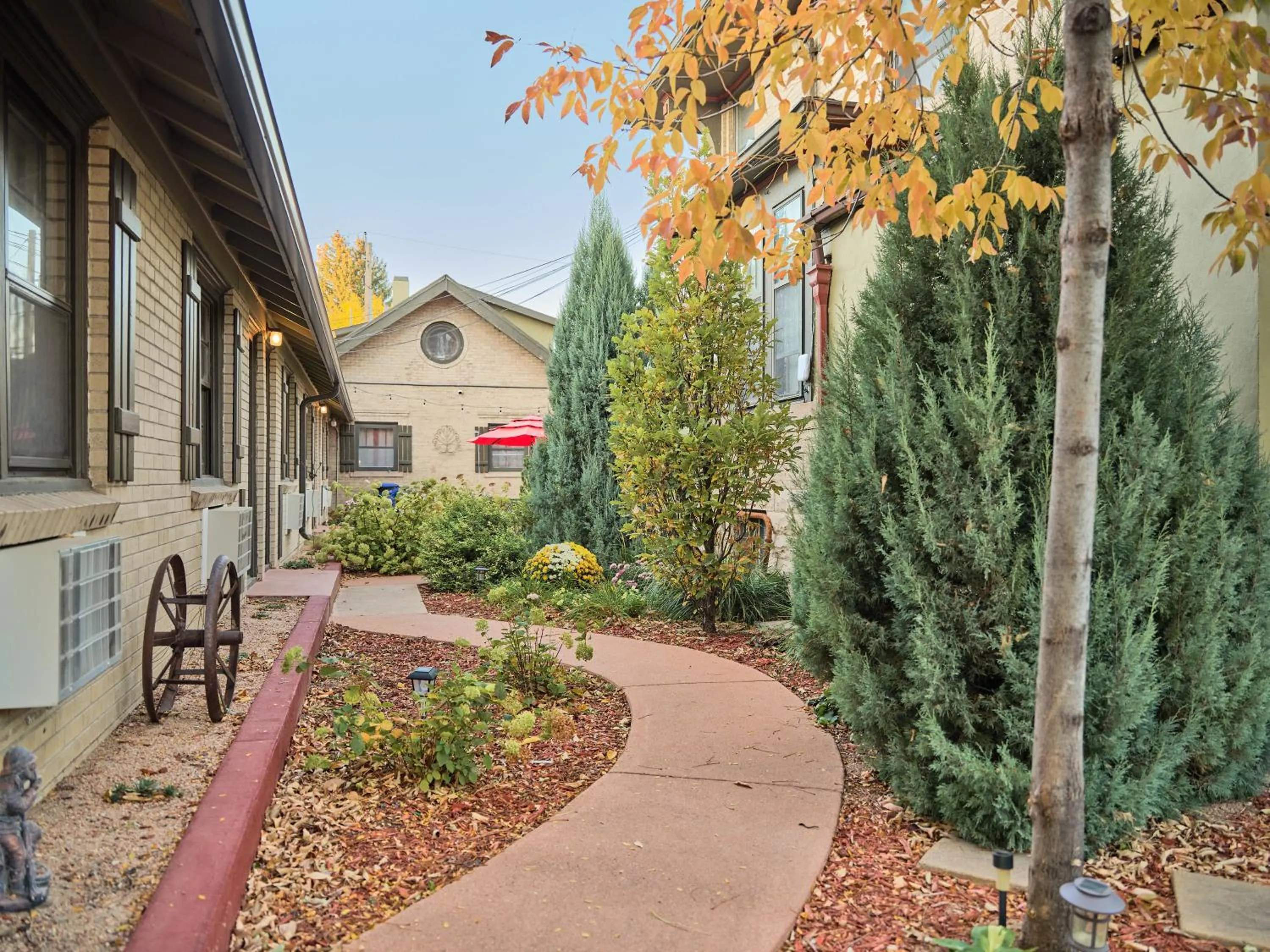 Facade/entrance in The Crest Motel