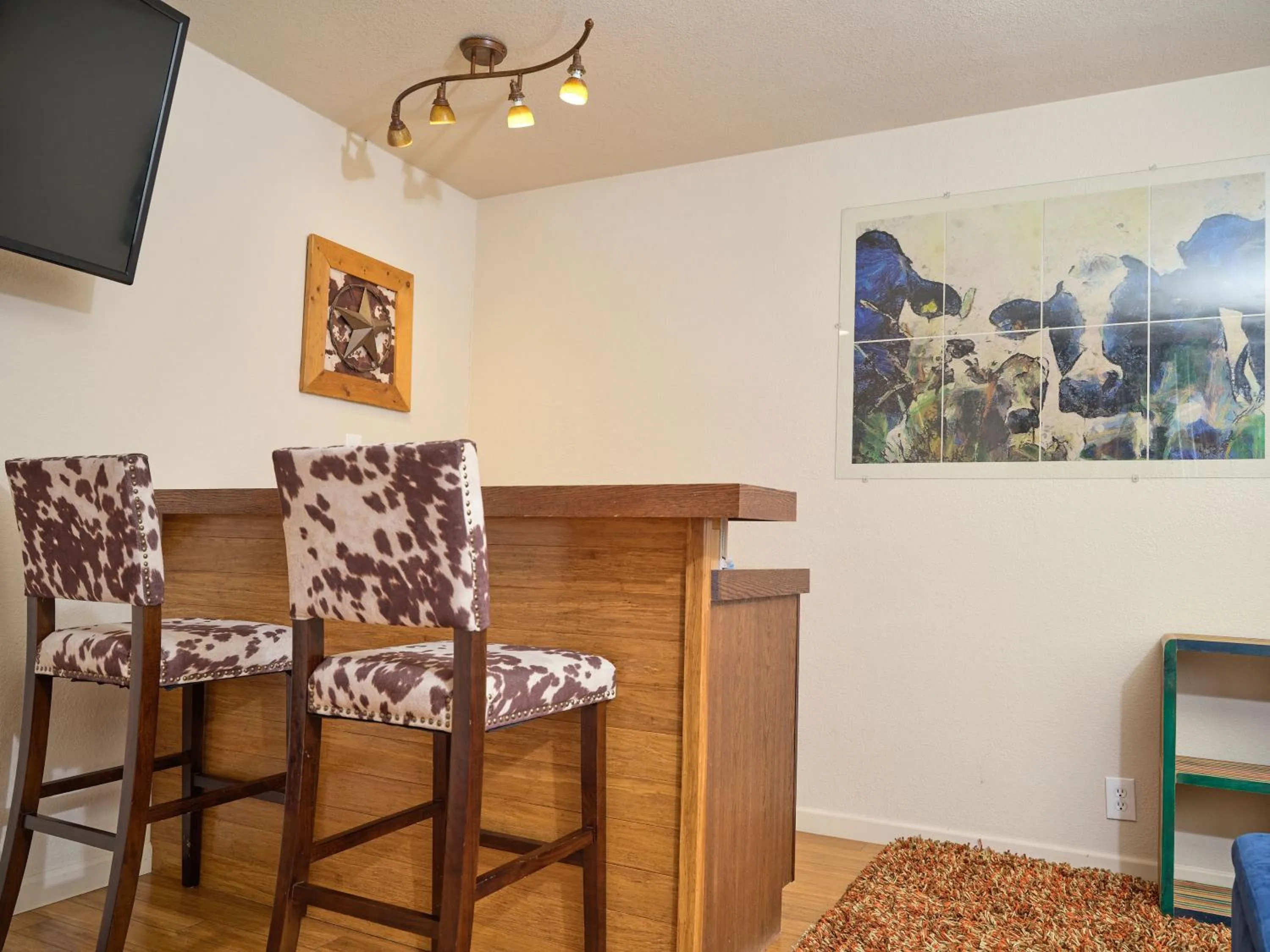 Dining area in The Crest Motel