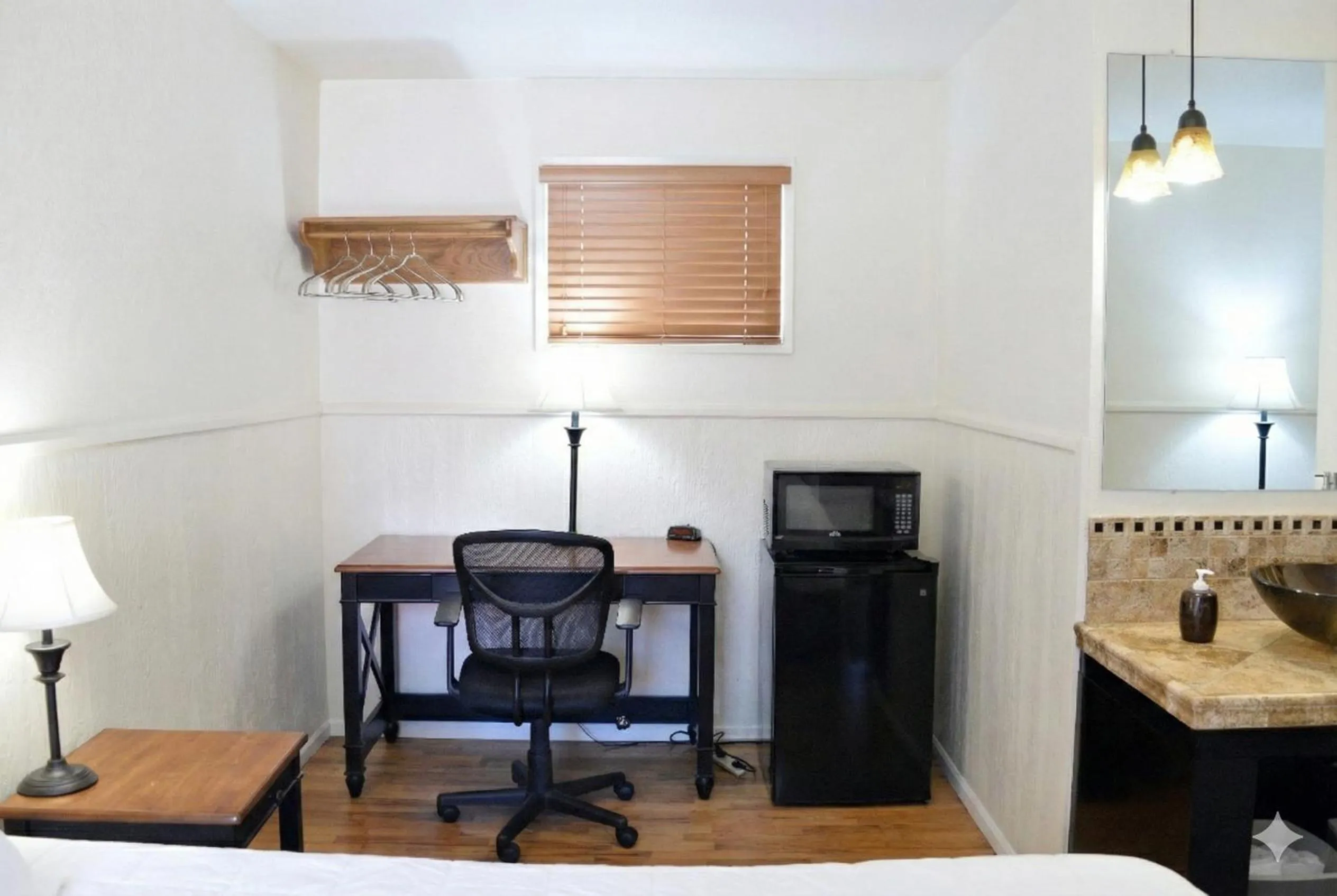 Bedroom in The Crest Motel