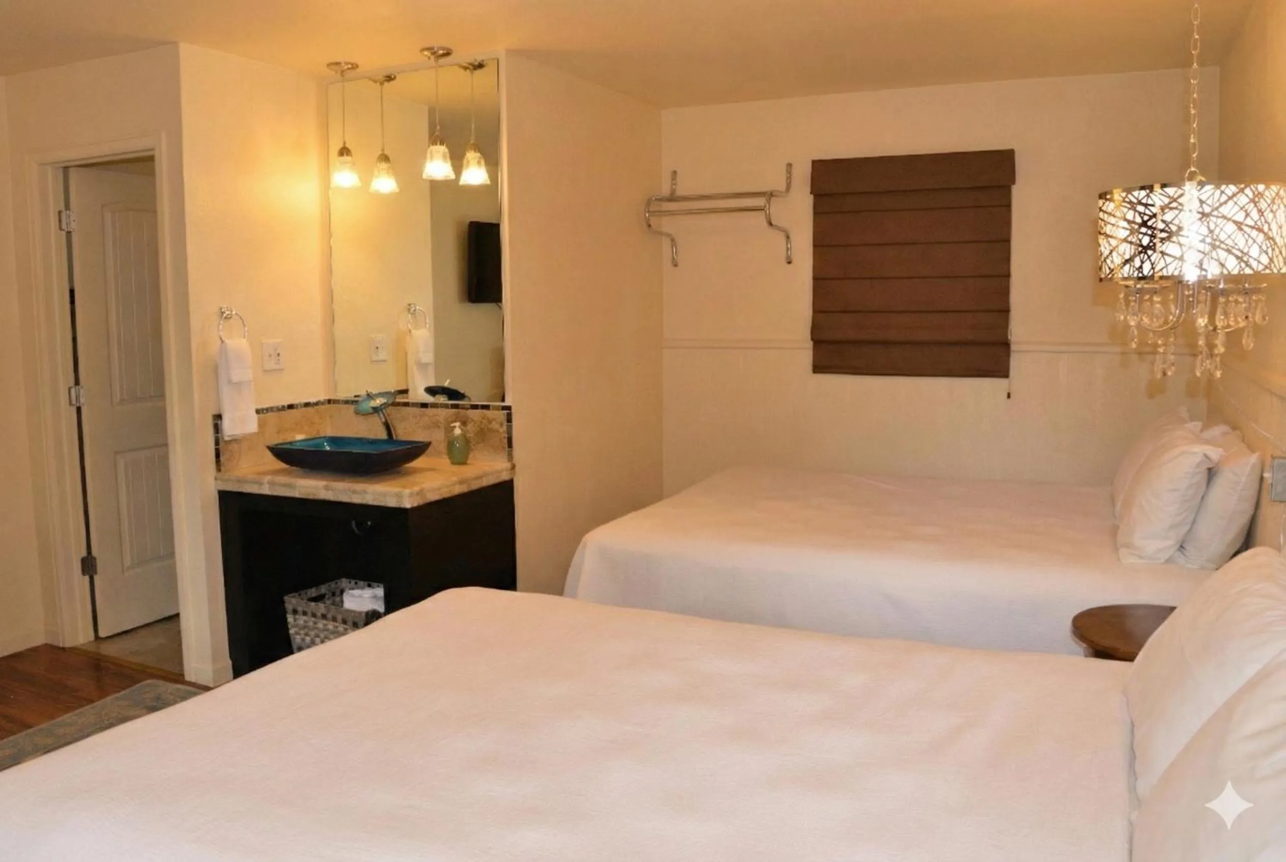 Bedroom, Bed in The Crest Motel