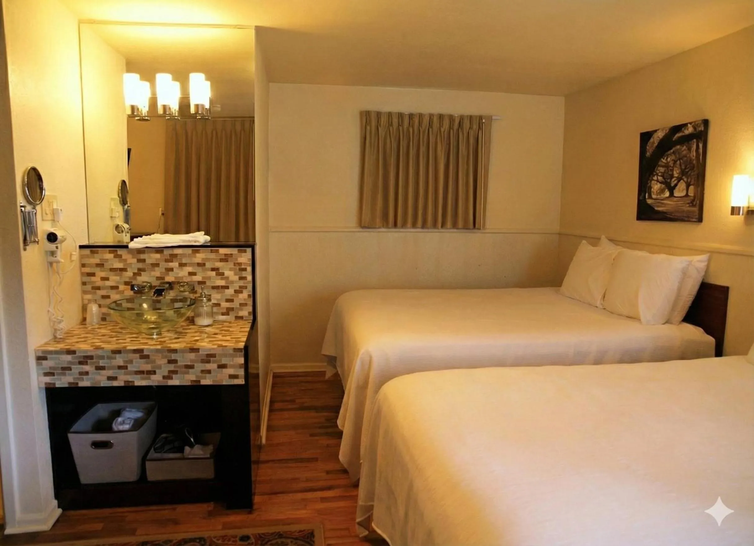 Bedroom, Bed in The Crest Motel