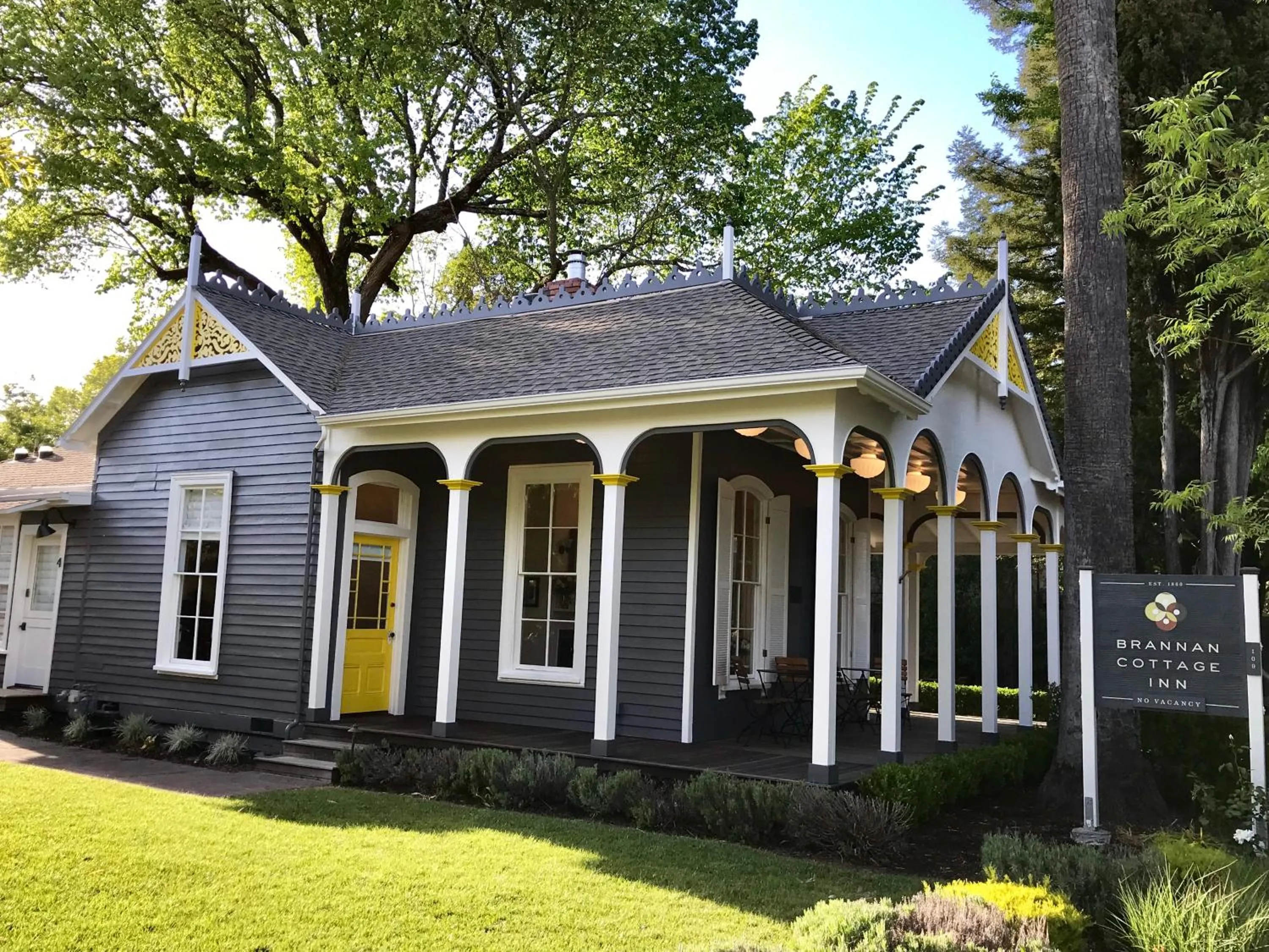 Facade/entrance in Brannan Cottage Inn