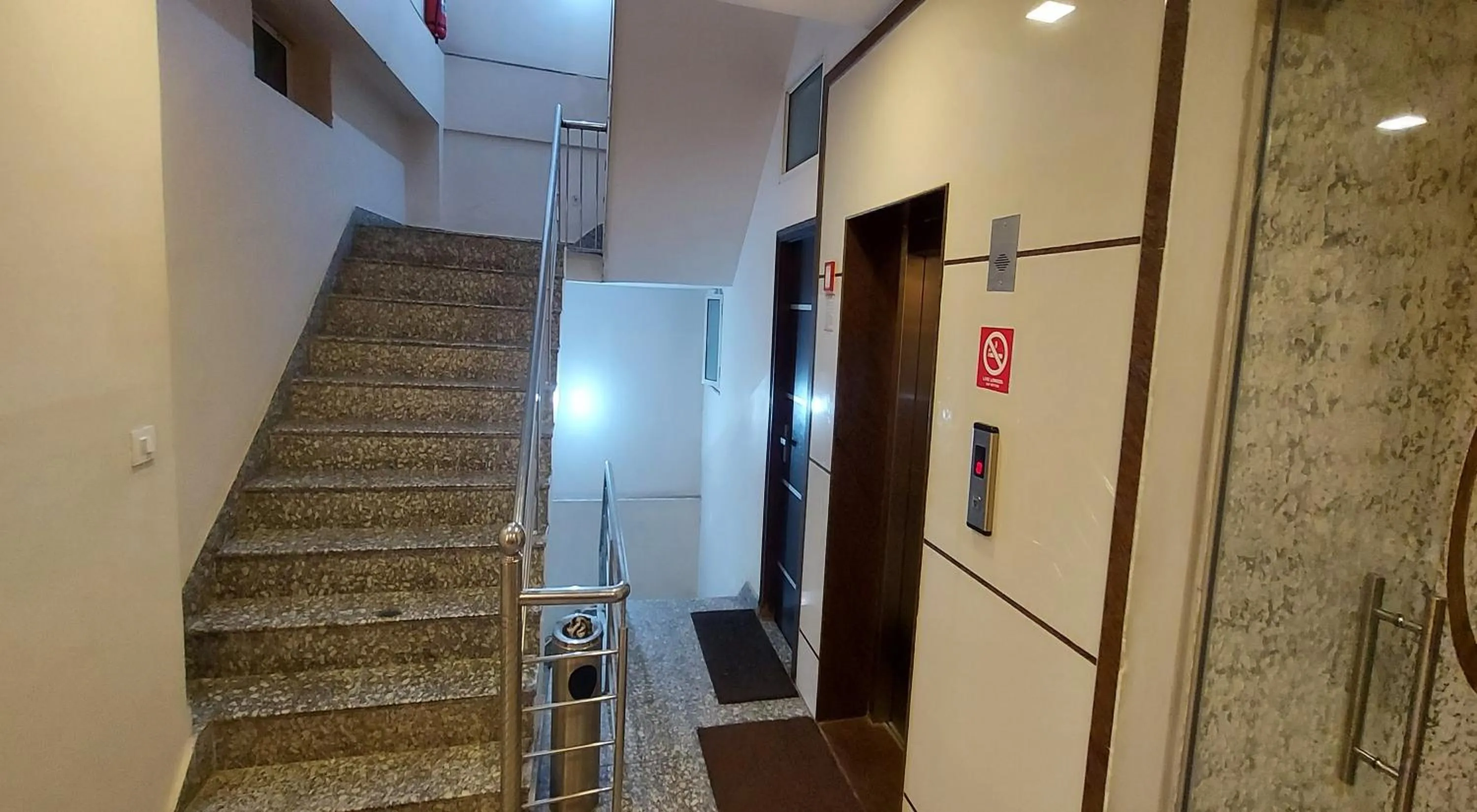 elevator in Hotel Reeve Inn